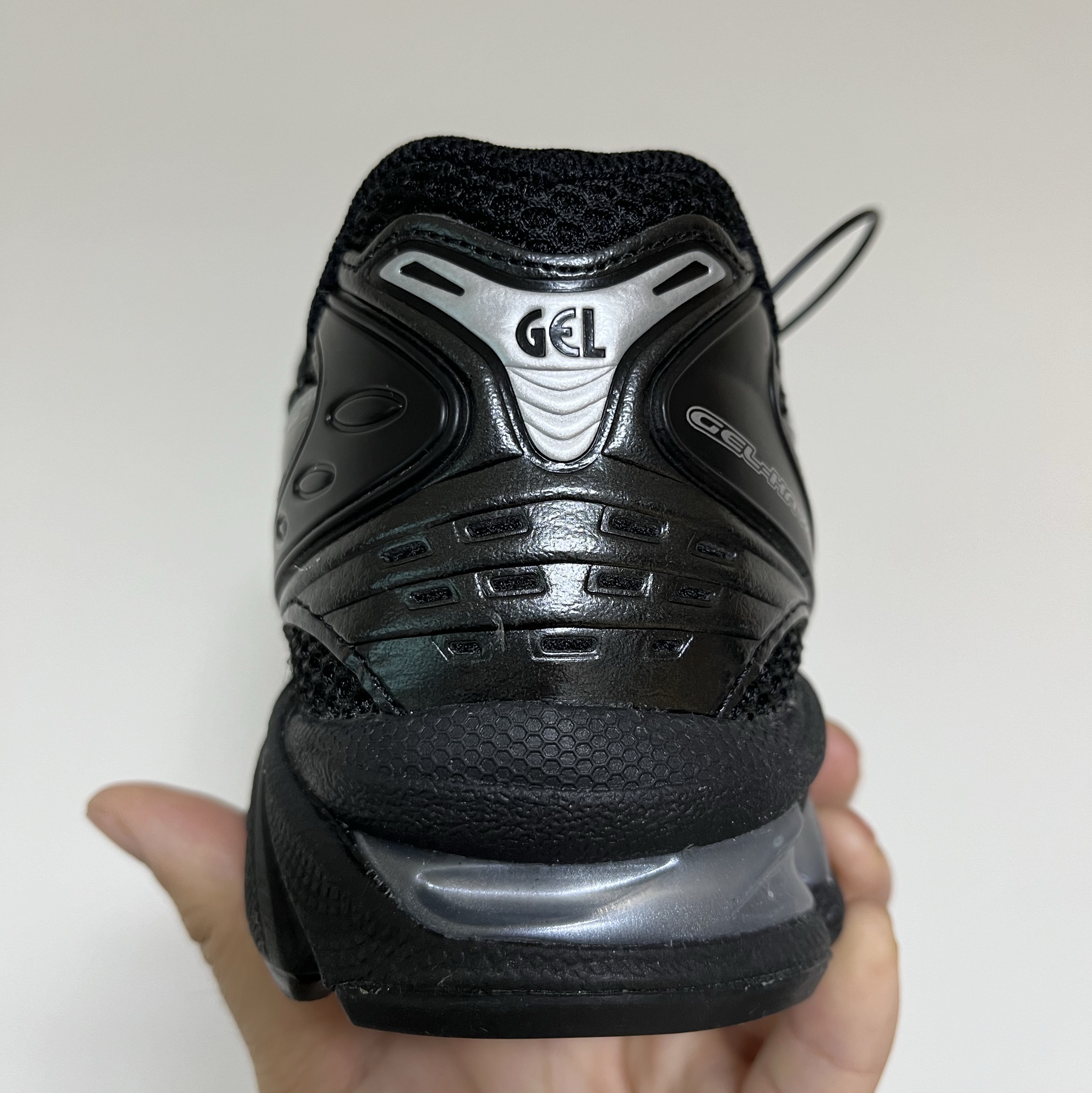 Asics Gel-Kayano 14 Black Pure Silver 착용 스타일 - 3