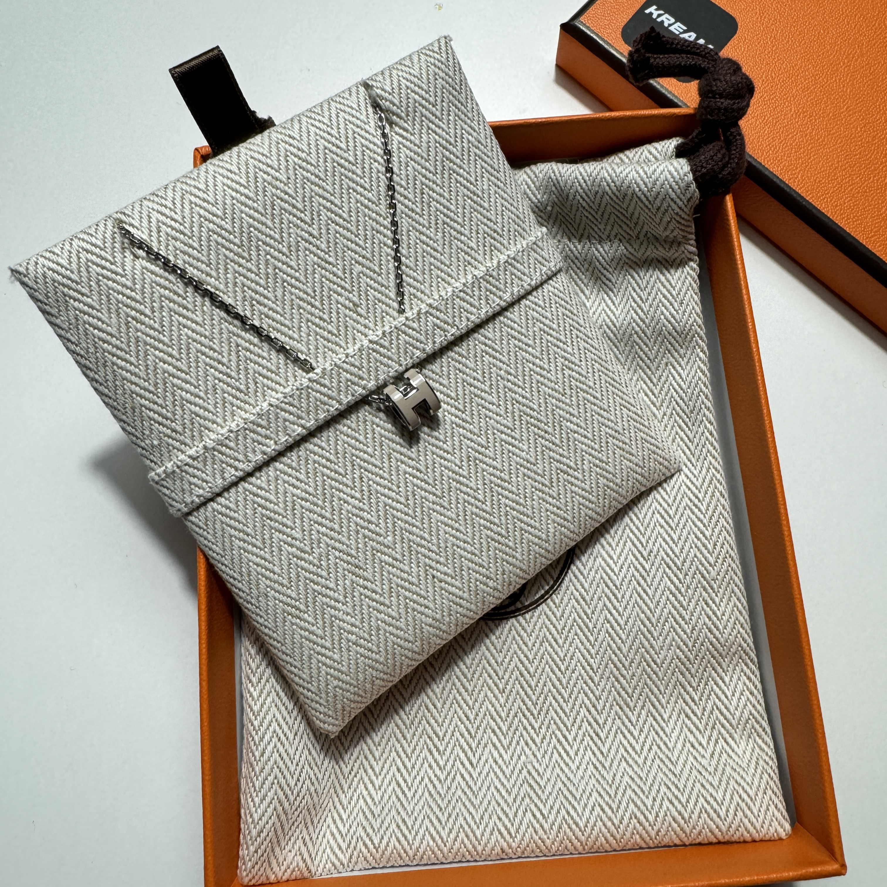 (W) Hermes Mini Pop H Pendant Palladium & Marron Glace 착용 스타일