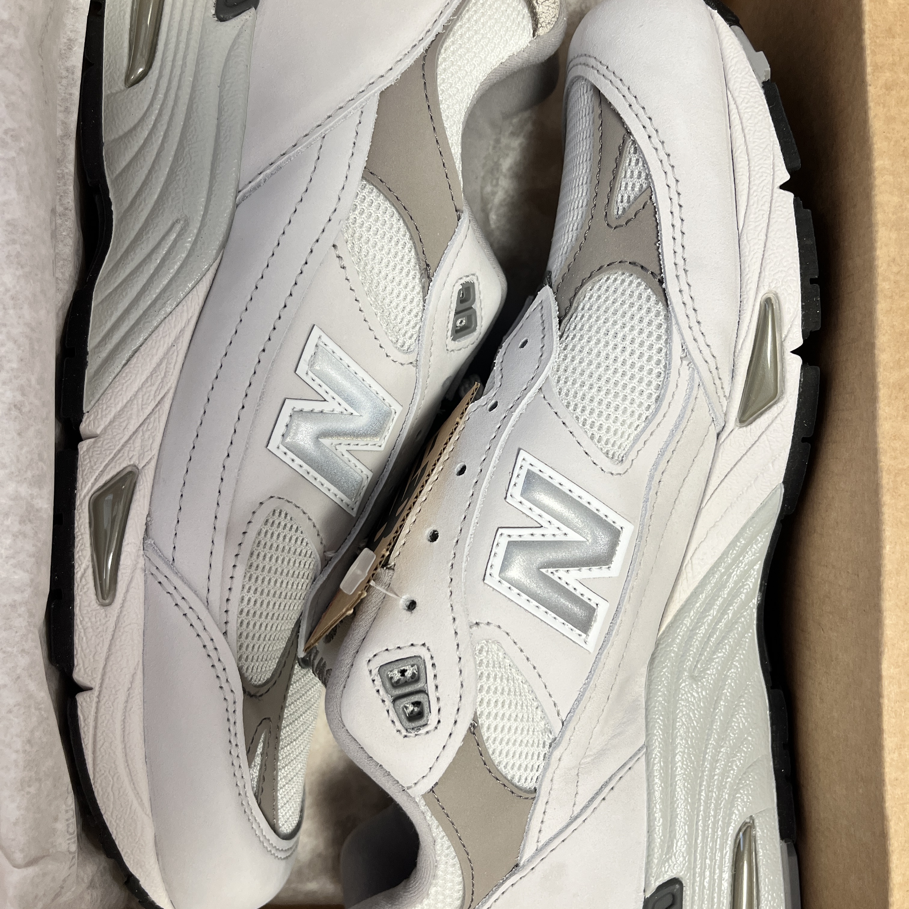 New Balance 991 Made in UK White Grey 착용 스타일 - 1