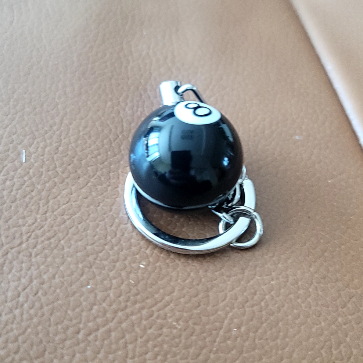 Stussy 8 Ball Keychain Black 착용 스타일