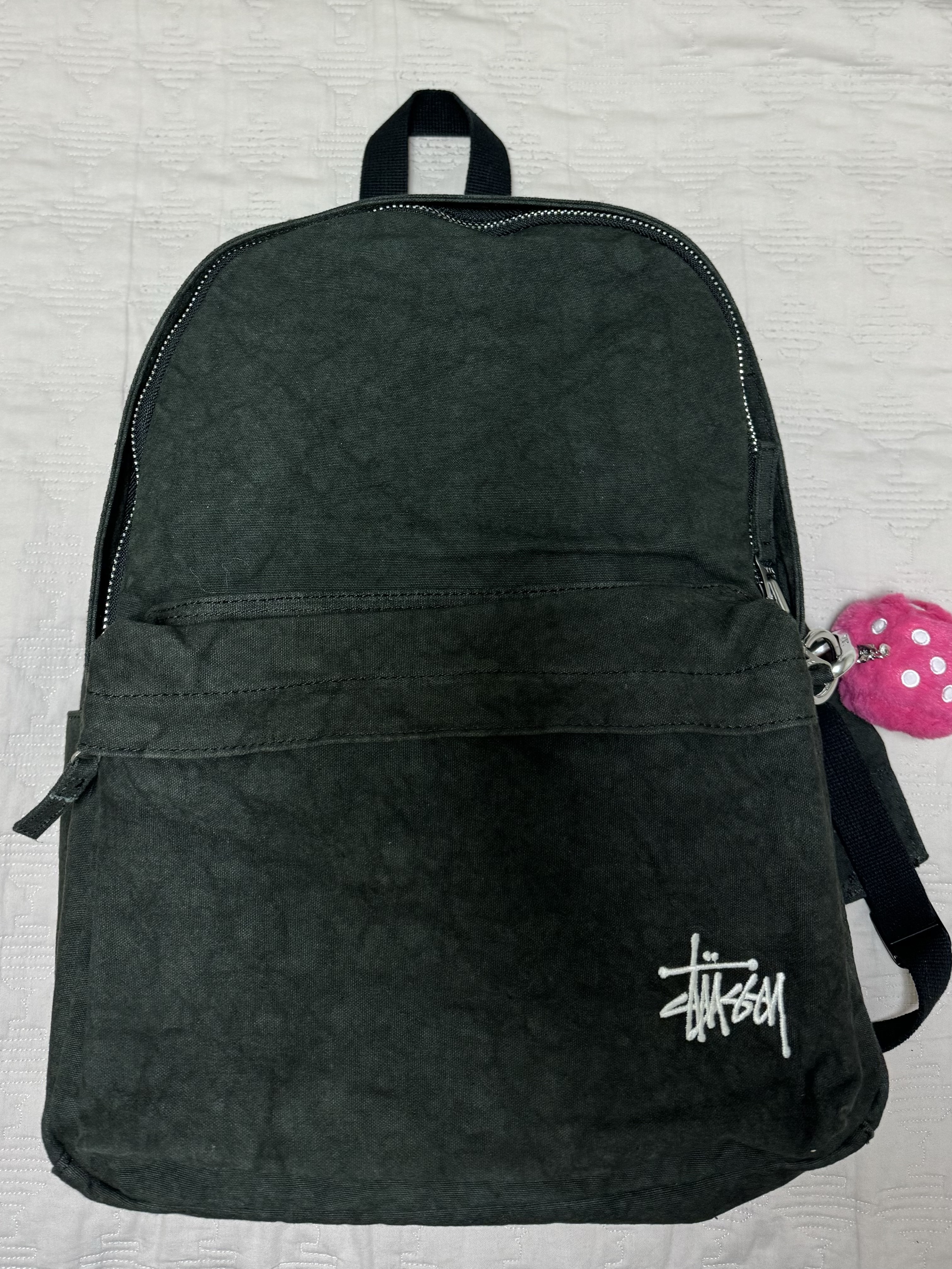 Stussy Canvas Backpack Washed Black, Stussy Fuzzy Dice Keychain Pink 착용 스타일