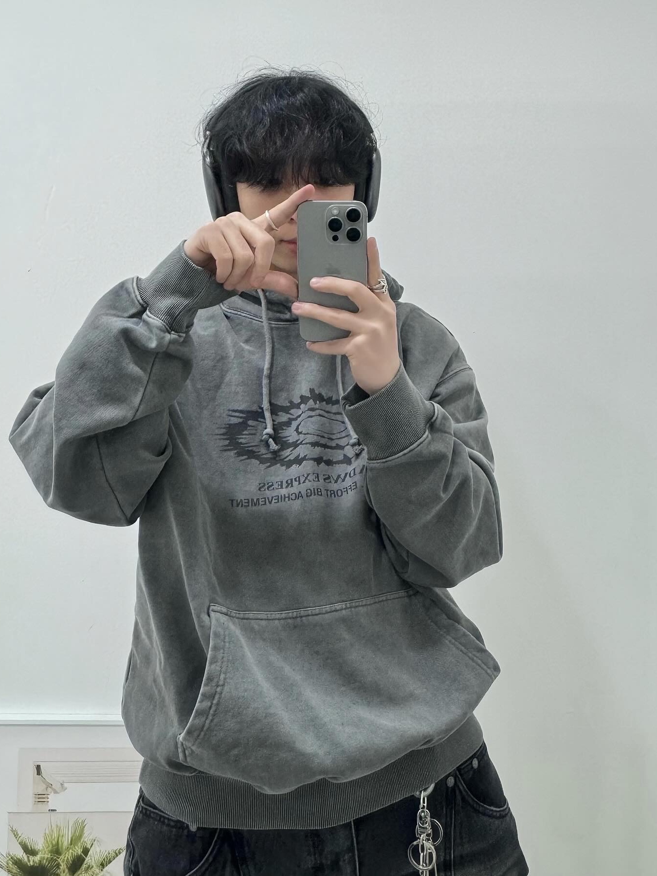 Nike Air Kukini Triple Black, Apple AirPods Max Lightning Space Gray (Korean Ver.) 착용 스타일 - 2