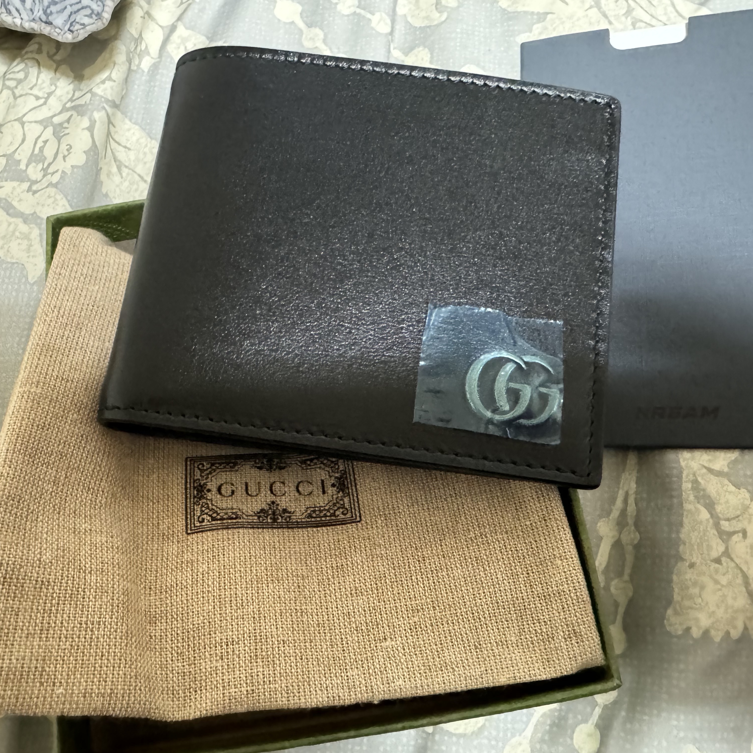 Gucci GG Marmont Smooth Leather Bi-Fold Wallet Black Silver 착용 스타일