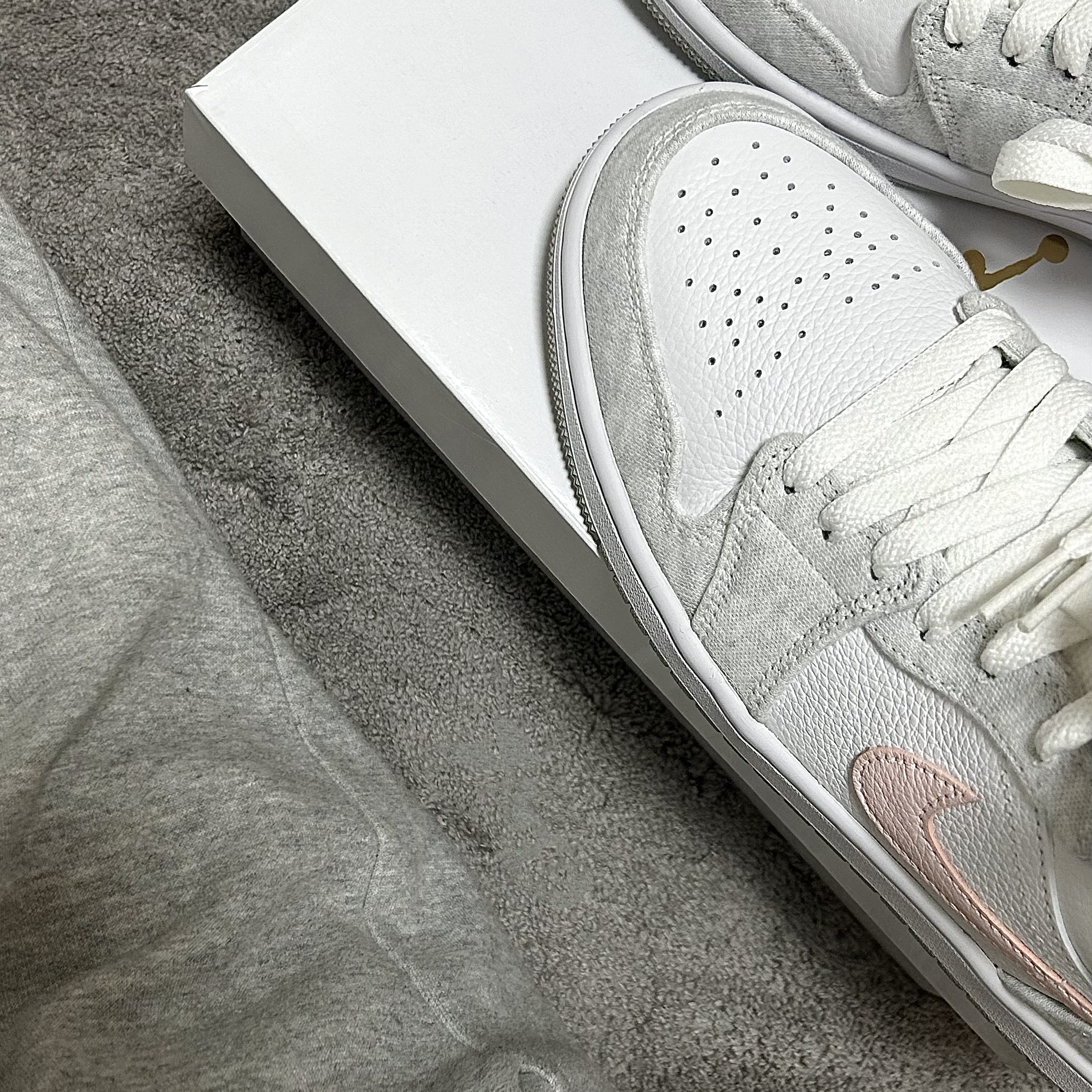 (W) Jordan 1 Mid SE Light Iron Ore 착용 스타일