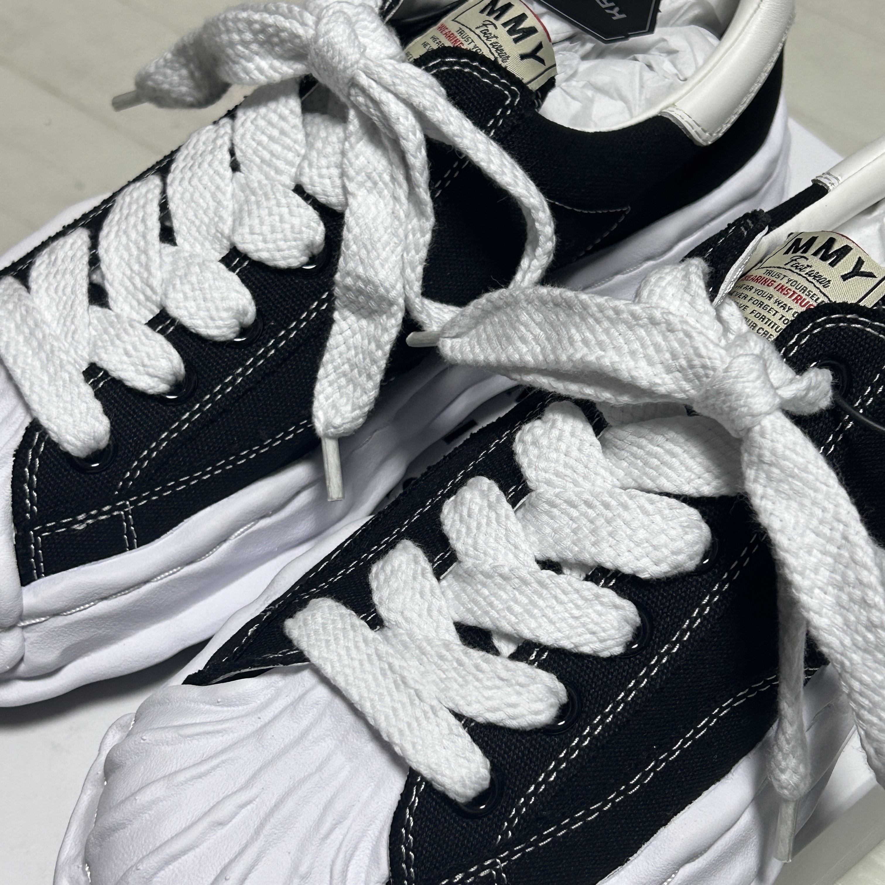 Maison Mihara Yasuhiro Blakey OG Sole Canvas Low-top Sneakers Black White 착용 스타일 - 2