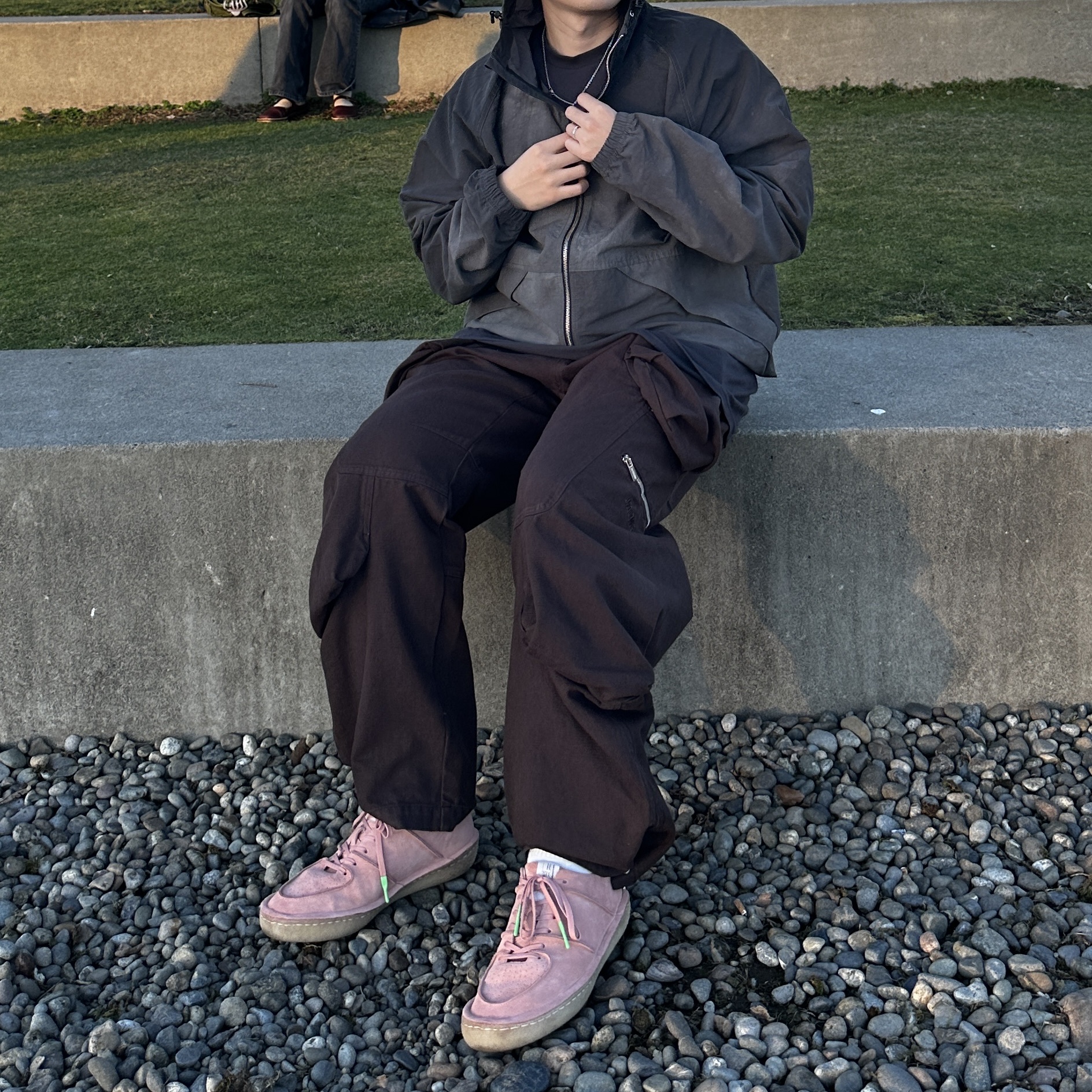 Stussy Wave Dye Beach Shell Jacket Black, Jacquemus Le ChouChou Le Cargo Croissant Soft Cargo Pants Dark Brown 착용 스타일 - 4