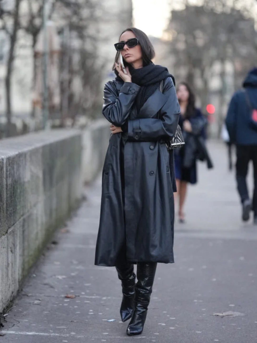 (W) Burberry Long Leather Trench Coat Black, (W) Burberry Cotton Blend Trench Dress Black 착용 스타일 - 2
