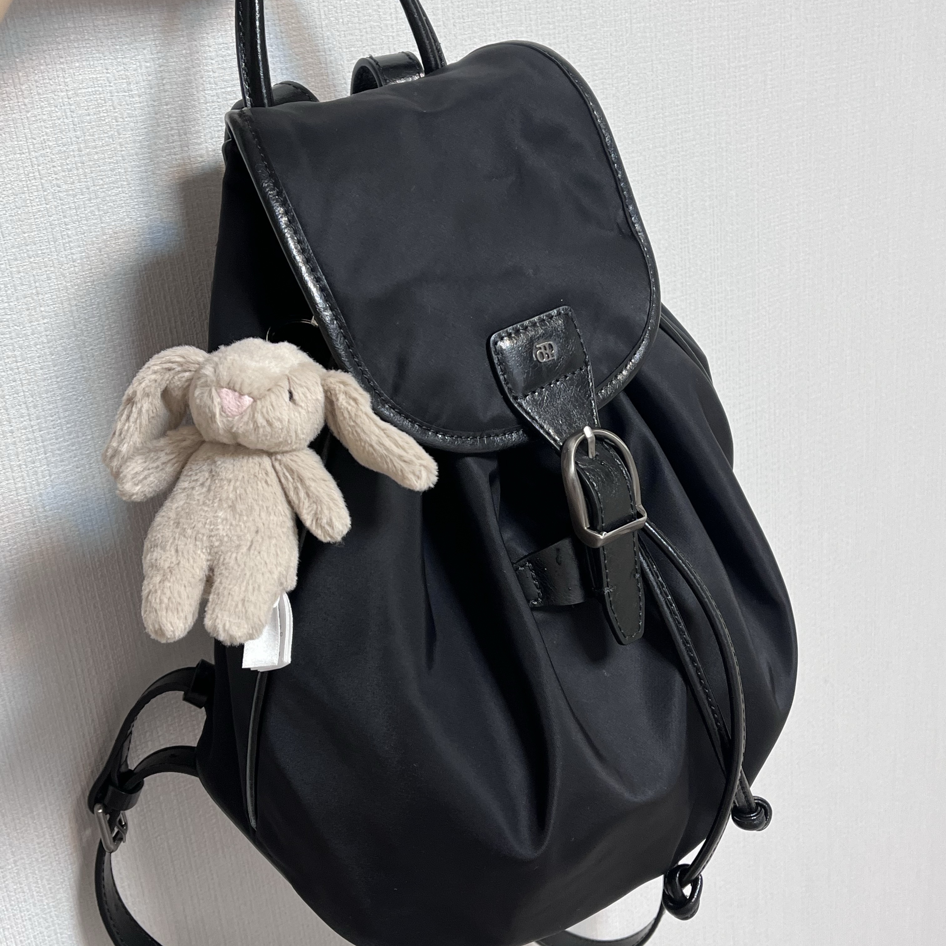 Jellycat Bashful Bunny Bag Charm Beige 착용 스타일
