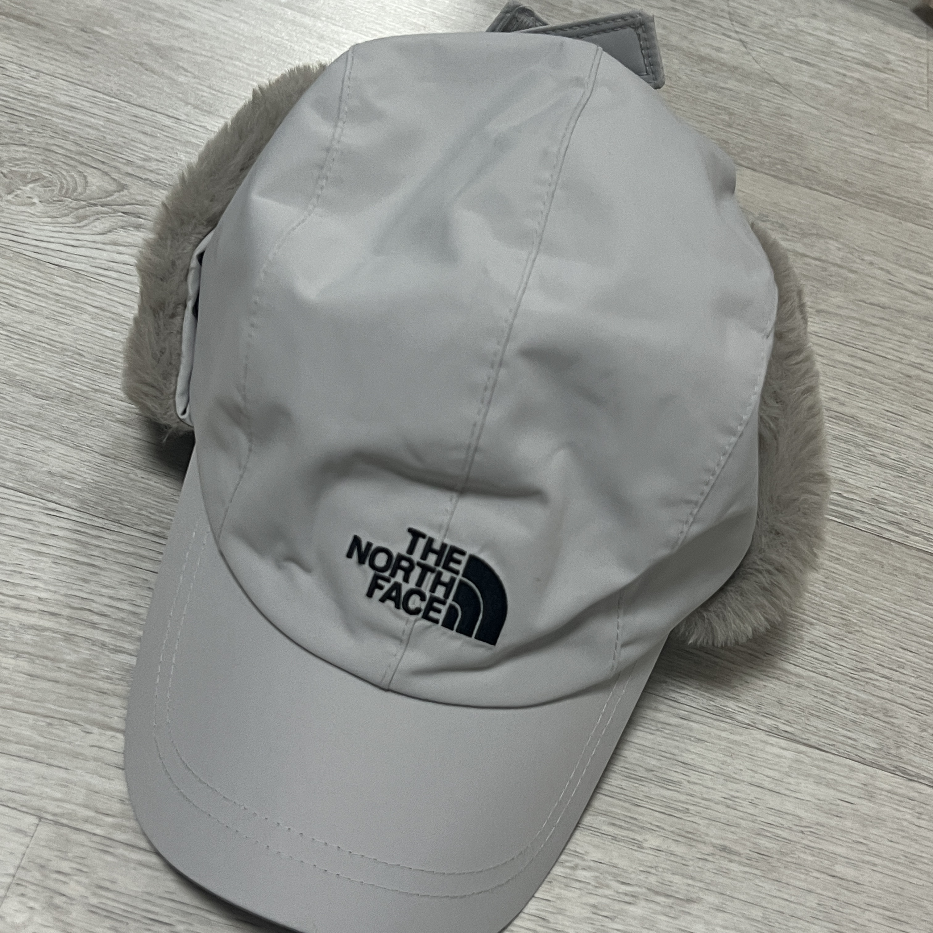 The North Face Dryvent Earmuff Cap Warm Gray 착용 스타일