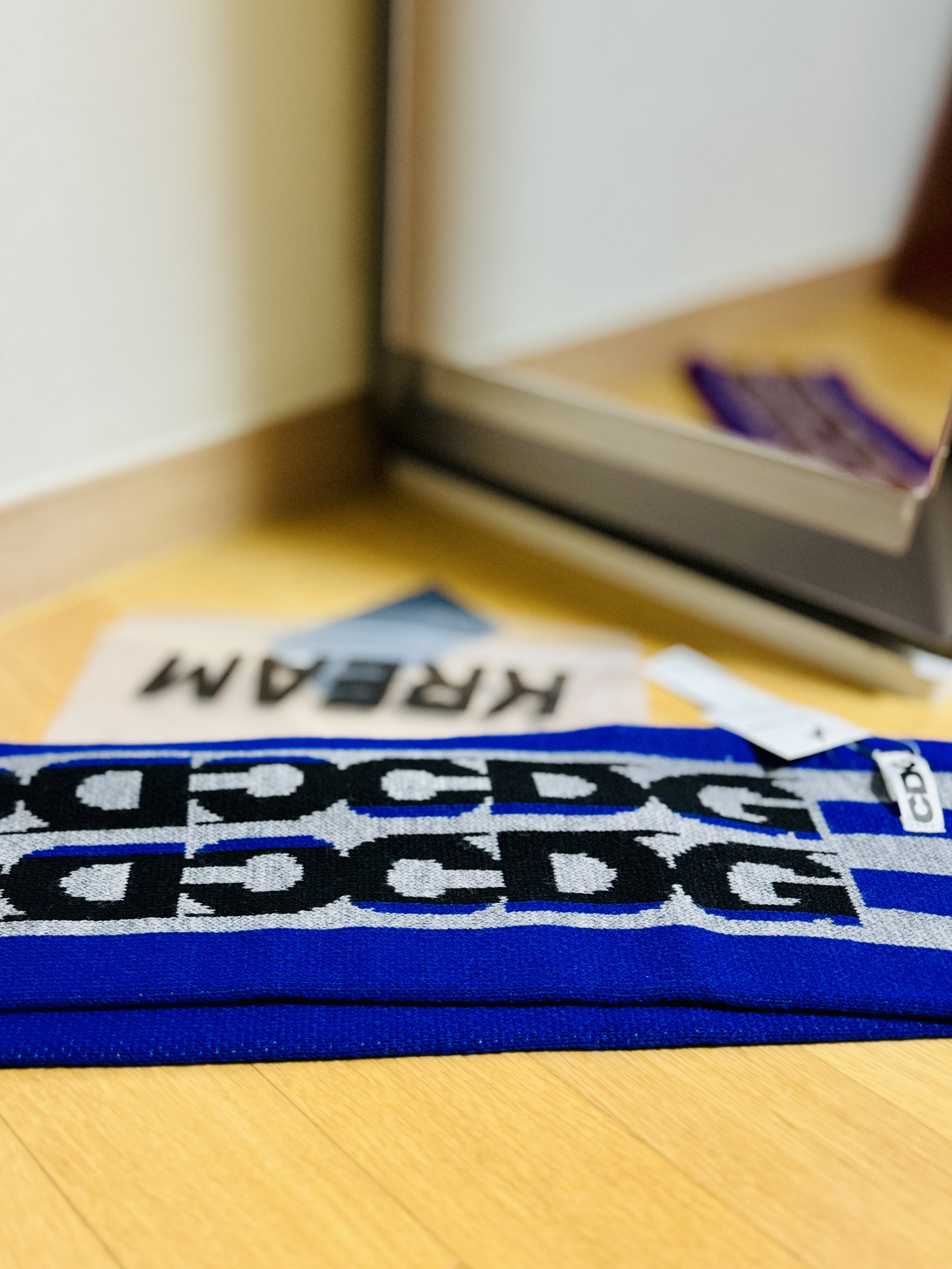 CDG Logo Check Muffler Blue 착용 스타일