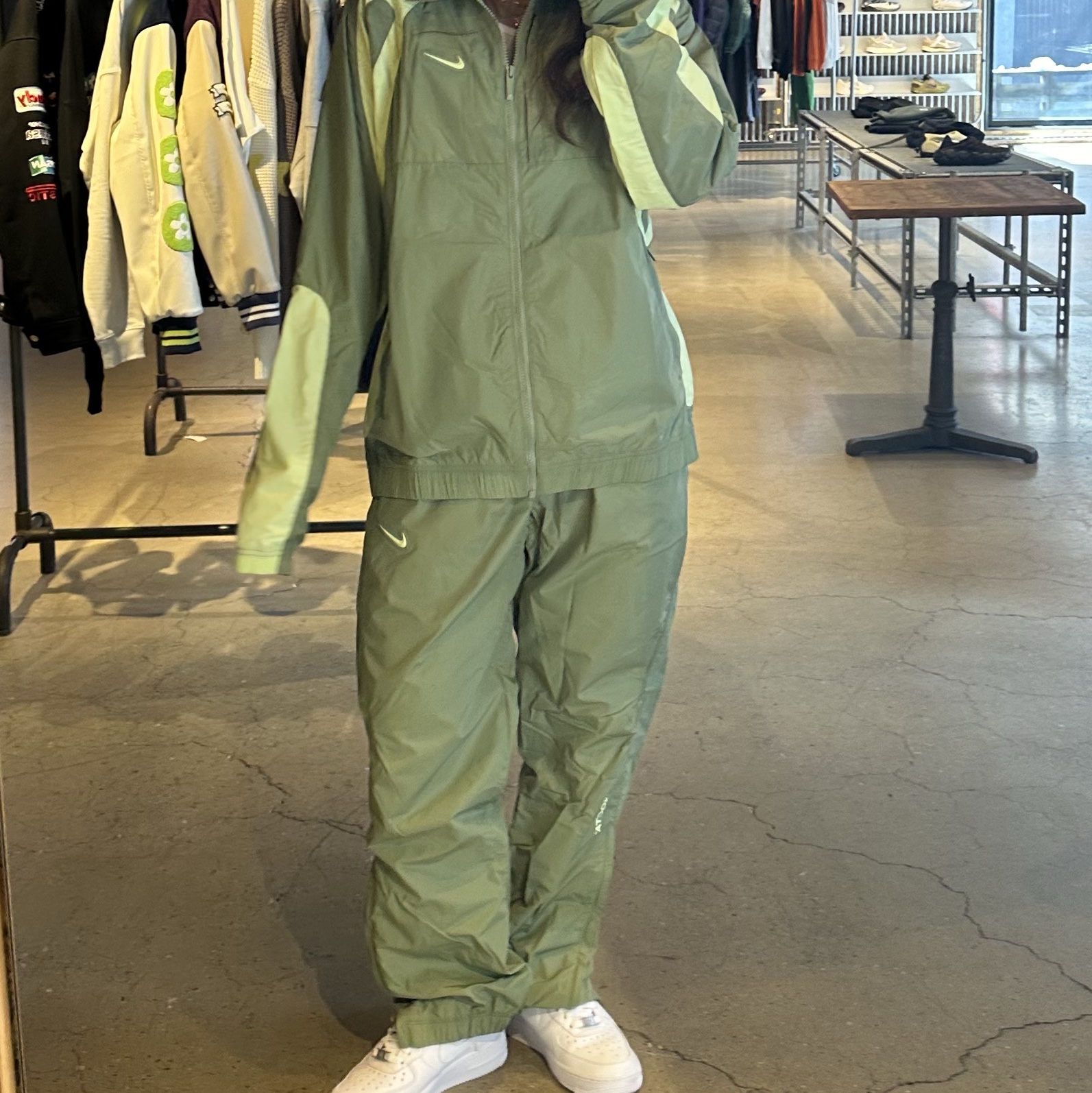 Nike x Drake Nocta Woven Track Pants Oil Green (FN7668-386), Nike x Drake Nocta Nylon Track Jacket Oil Green (FN7666-386) 착용 스타일 - 2