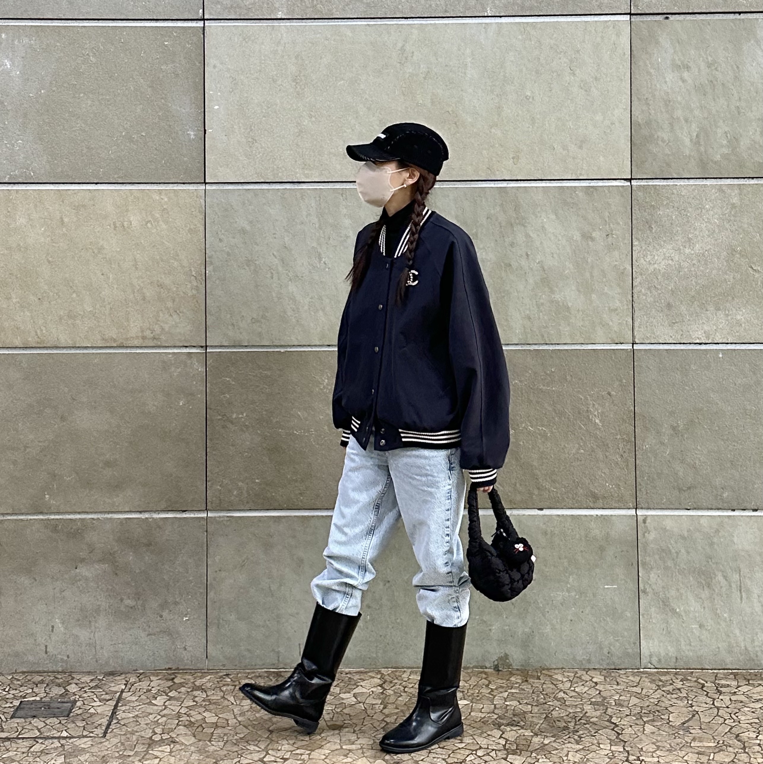 COS Quilted Micro Bag Black, Supreme 2-Tone Corduroy Camp Cap Black - 23SS 착용 스타일 - 1