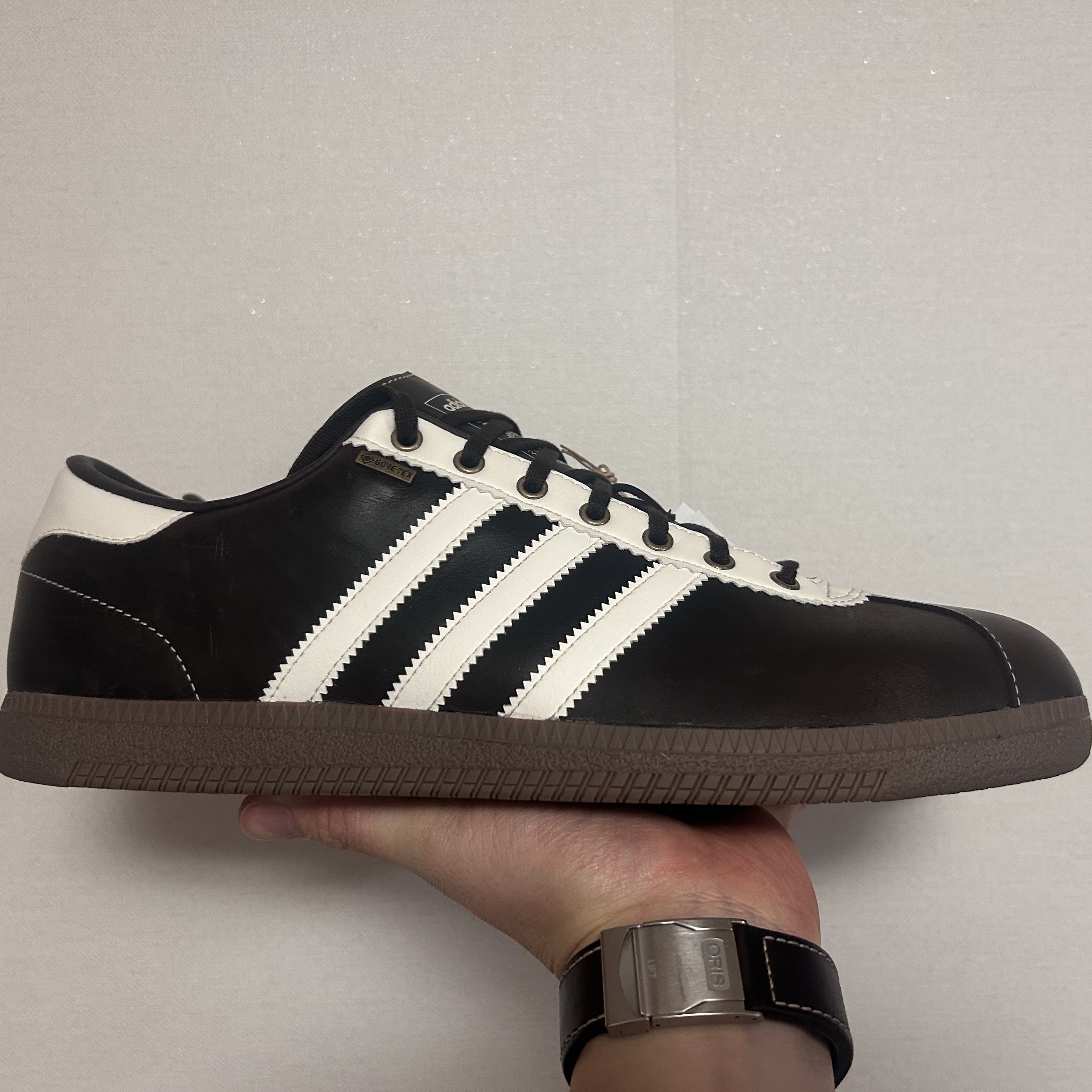 Adidas Bern GTX Dark Brown Cream White 착용 스타일 - 1
