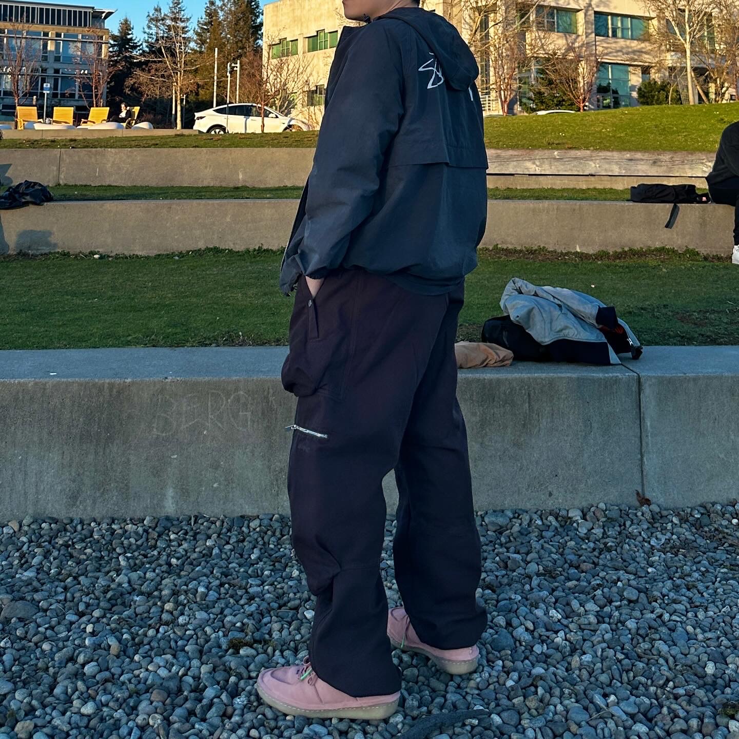 Stussy Wave Dye Beach Shell Jacket Black, Jacquemus Le ChouChou Le Cargo Croissant Soft Cargo Pants Dark Brown 착용 스타일 - 3