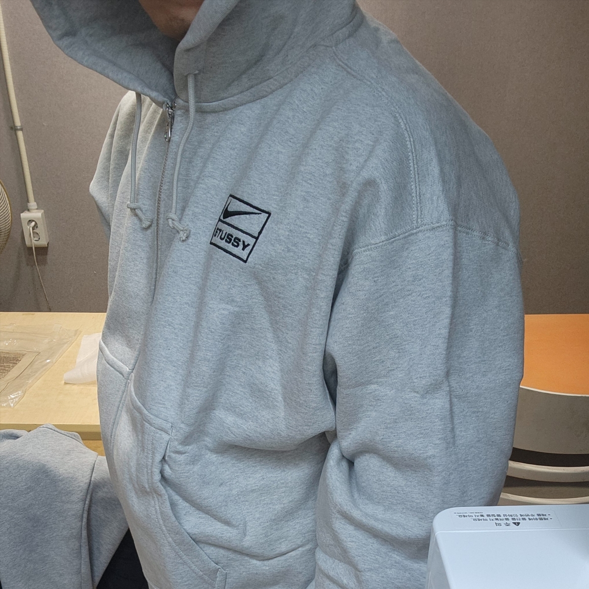 Nike x Stussy Full Zip Fleece Hoodie Grey Heather (FJ9181-050), New Balance 530 White 착용 스타일 - 1