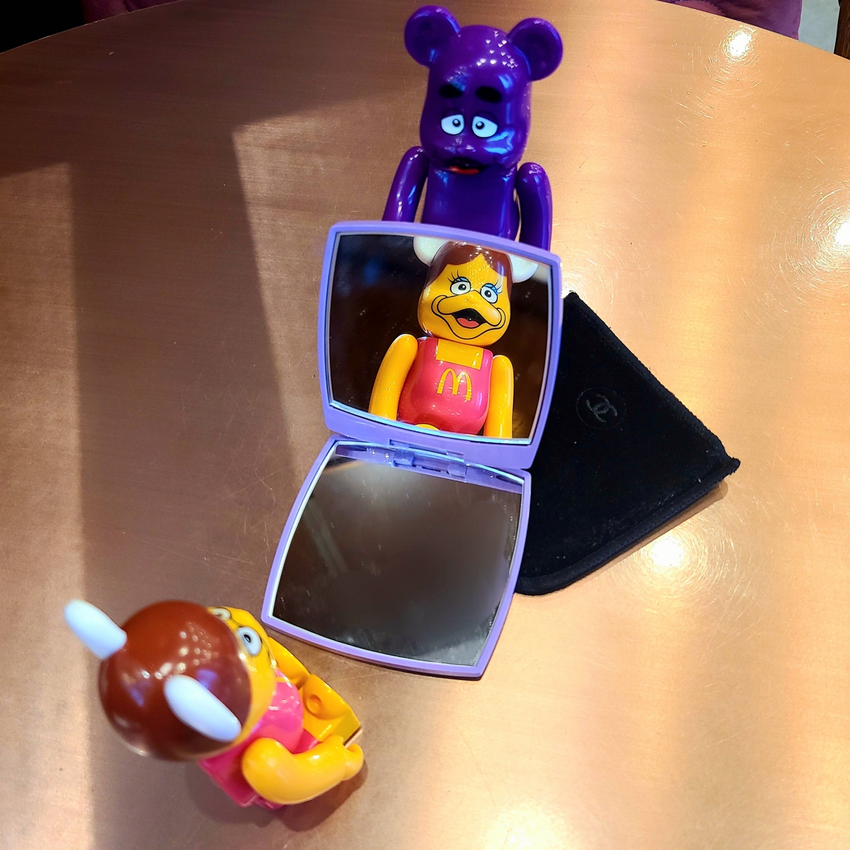 Bearbrick Godzilla vs McDonald's 150% (Set of 4), Chanel Codes Couleur Limited Edition Miroir Double Facettes 135 Immortelle 착용 스타일