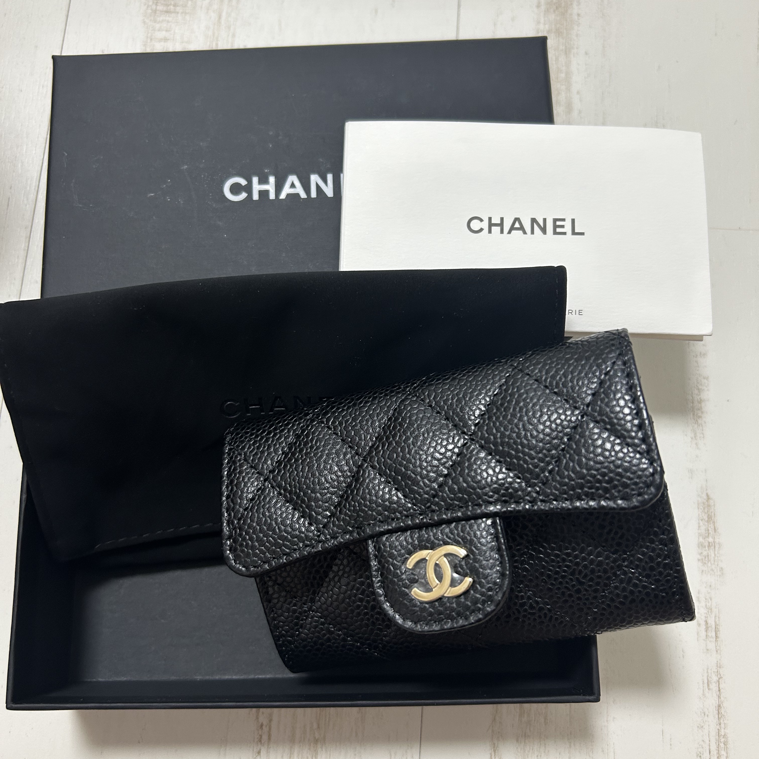Chanel Classic Card Holder Grained Calfskin & Gold Black 착용 스타일