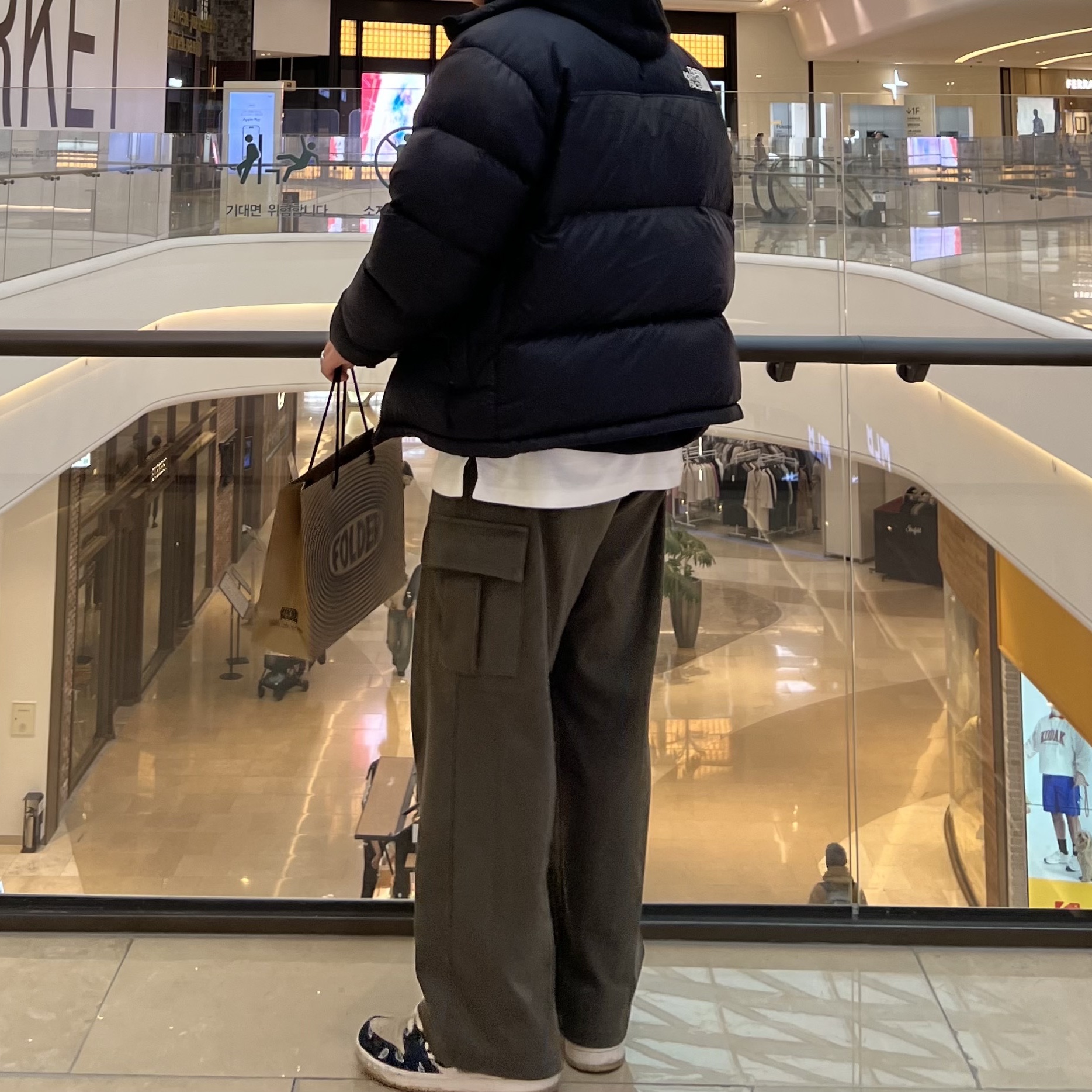Nike x Travis Scott SB Dunk Low, Stussy DSM World Tour Hoodie Black 2021 착용 스타일 - 1