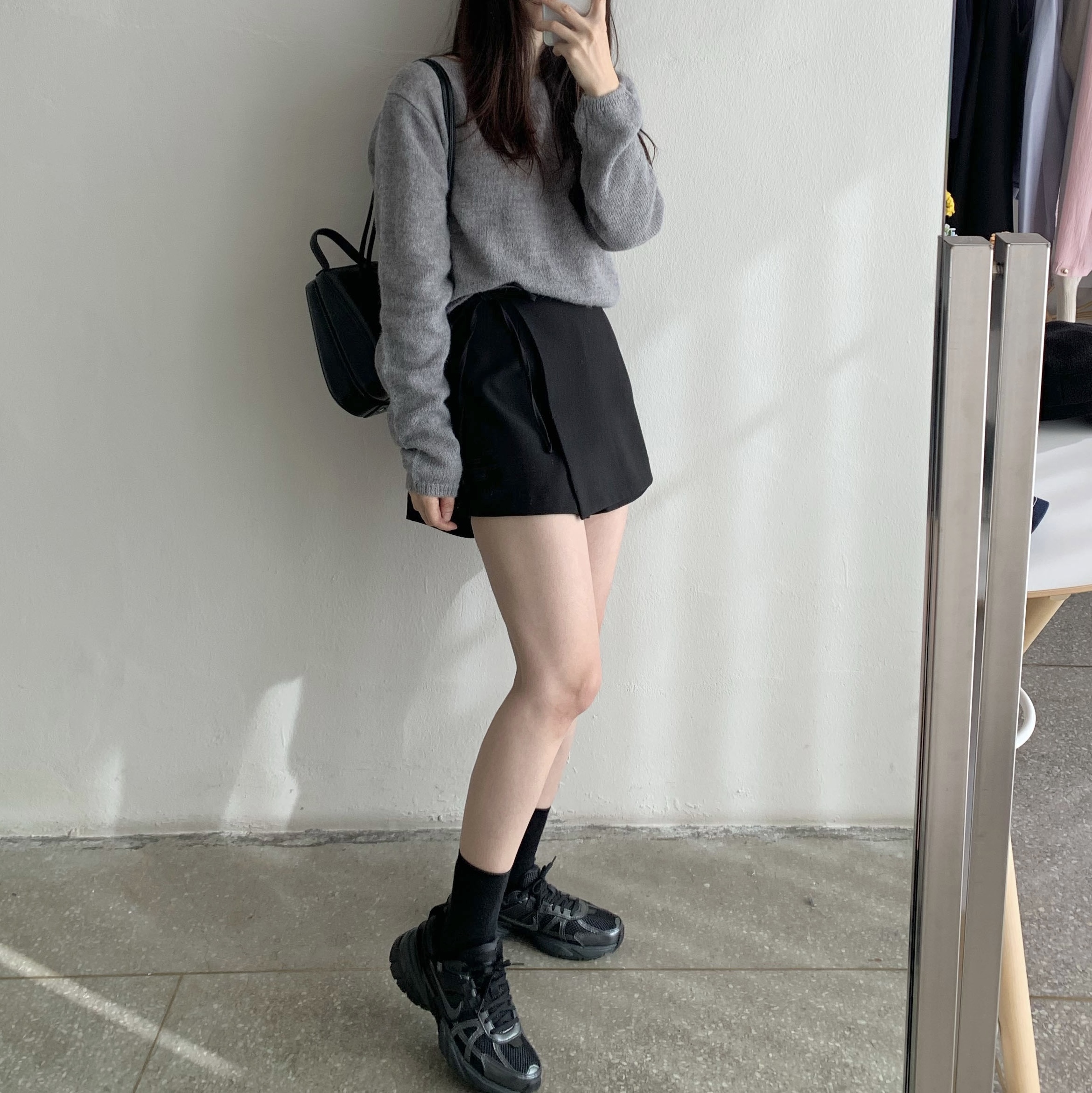 Nike V2K Run Black Anthracite 착용 스타일 - 2