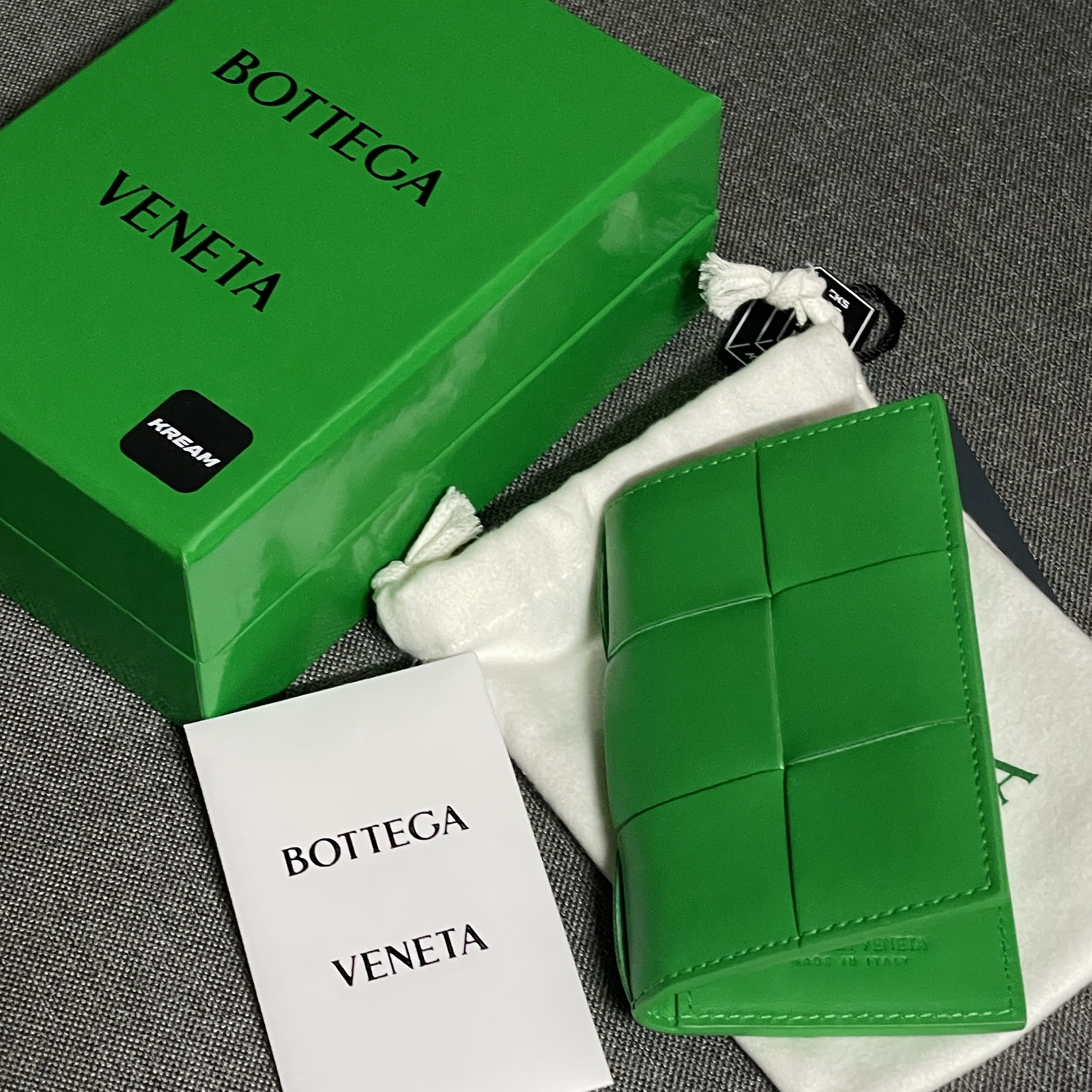 Bottega Veneta Flap Card Case Parakeet 착용 스타일
