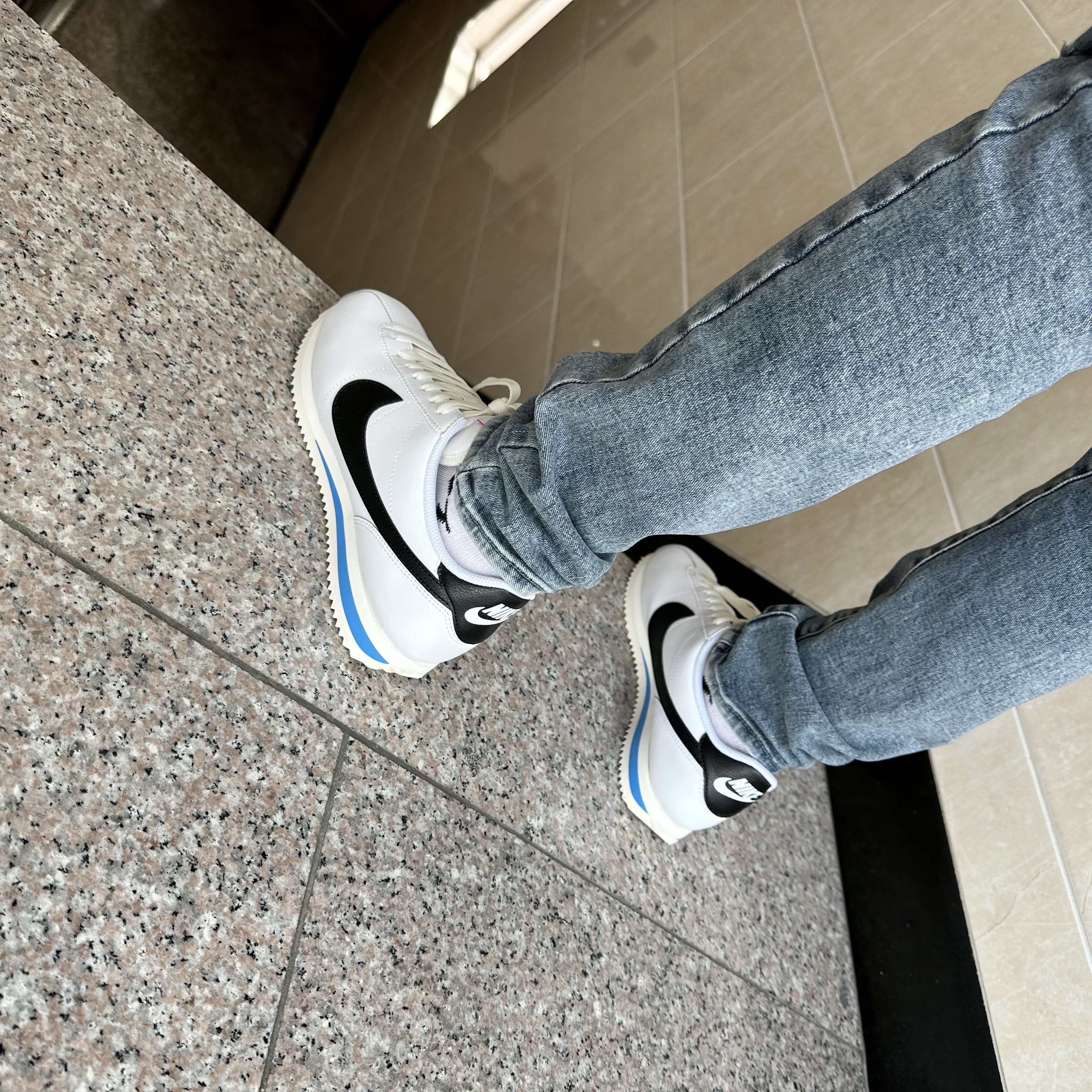 Nike Cortez White and Black 착용 스타일 - 1