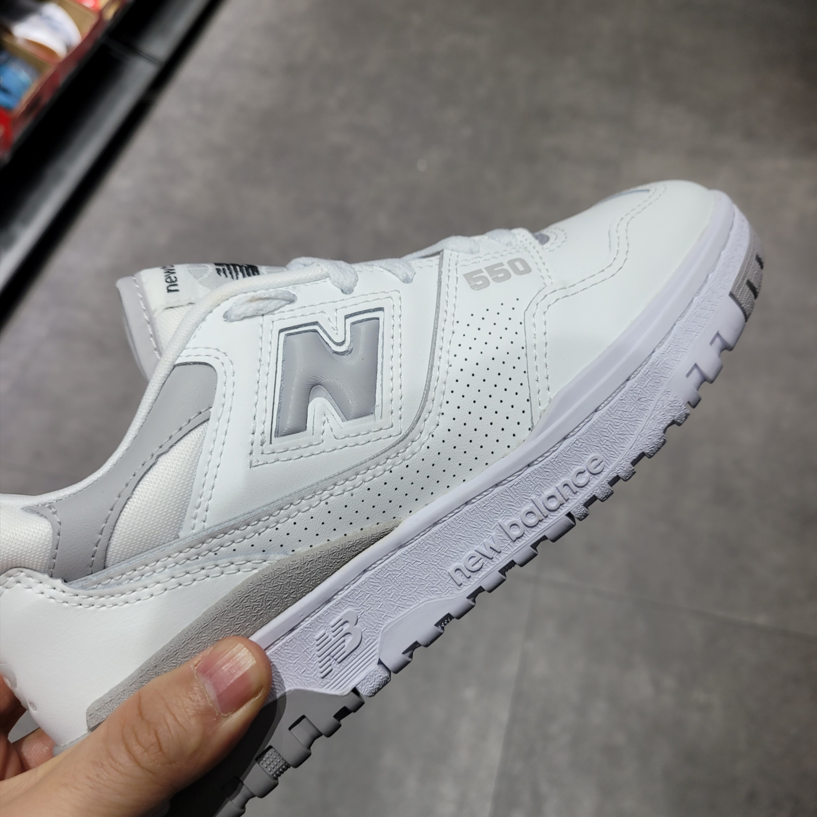 New Balance 550 Sea Salt Beige - 2E Wide, (W) New Balance 550 White Pistachio - B Standard 착용 스타일 - 2