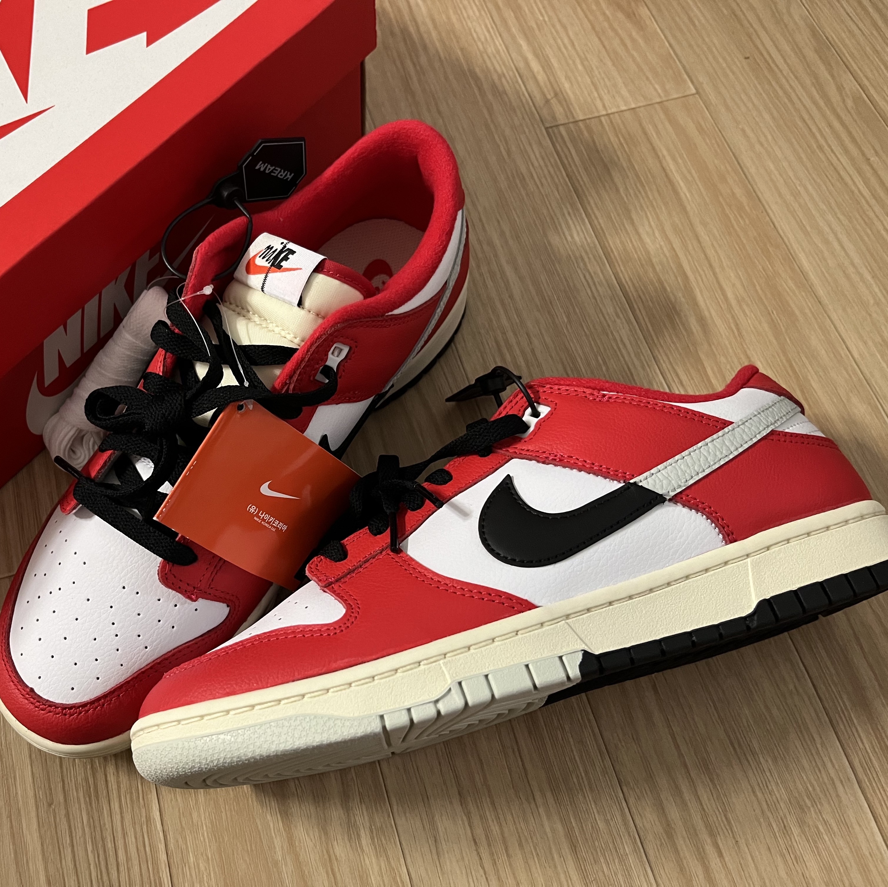 Nike Dunk Low Retro PRM University Red Black 착용 스타일