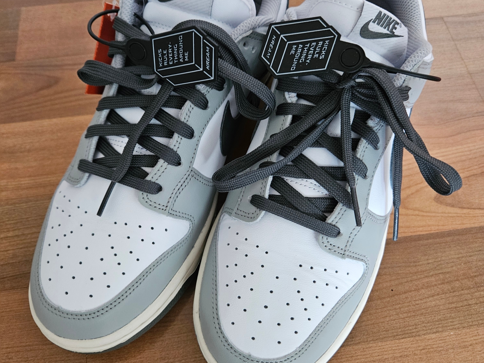 (W) Nike Dunk Low Light Smoke Grey 착용 스타일 - 1