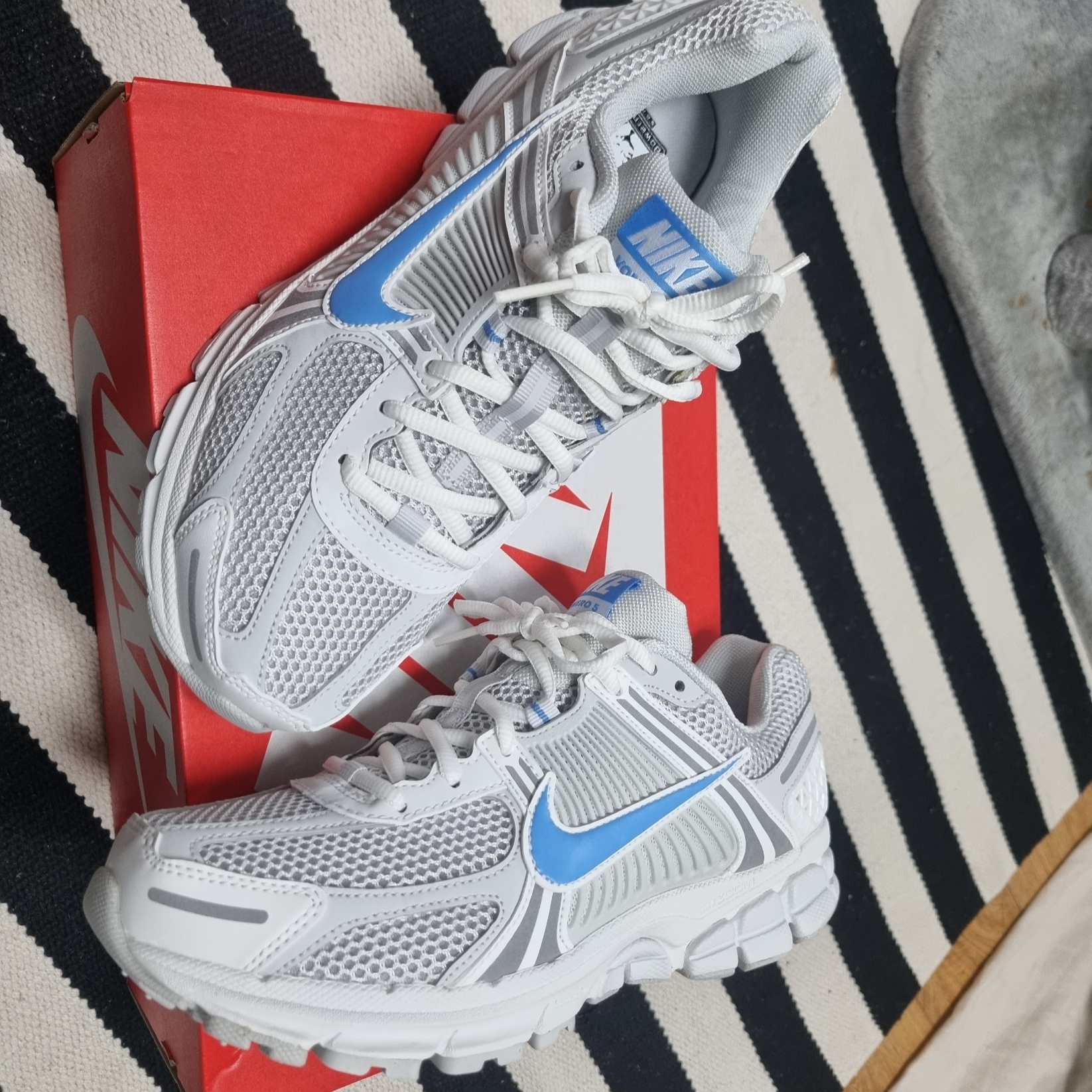 Nike Zoom Vomero 5 Photon Dust and University Blue 착용 스타일
