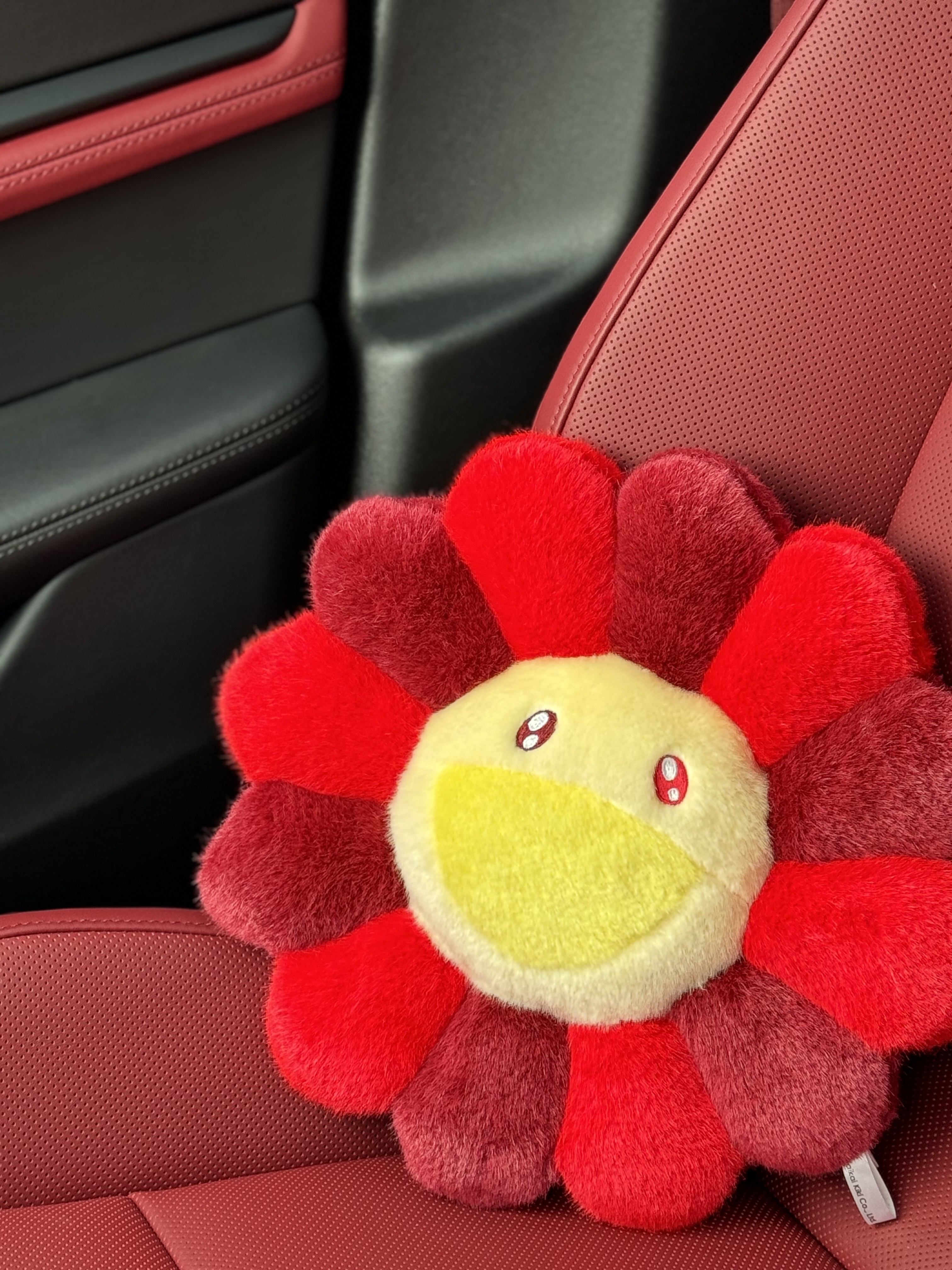 Kaikai Kiki Flower Cushion 30cm Rose Red 착용 스타일 - 3
