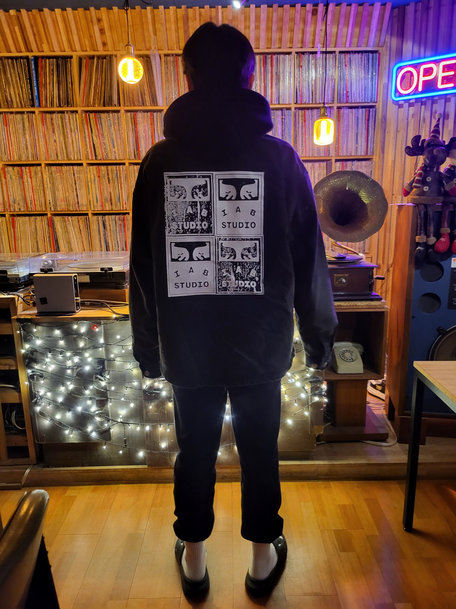IAB Studio x Obey Painters Shirt Jacket Dusty Black, Hoka Ora Recovery Slide 3 Black - 24SS 착용 스타일 - 2