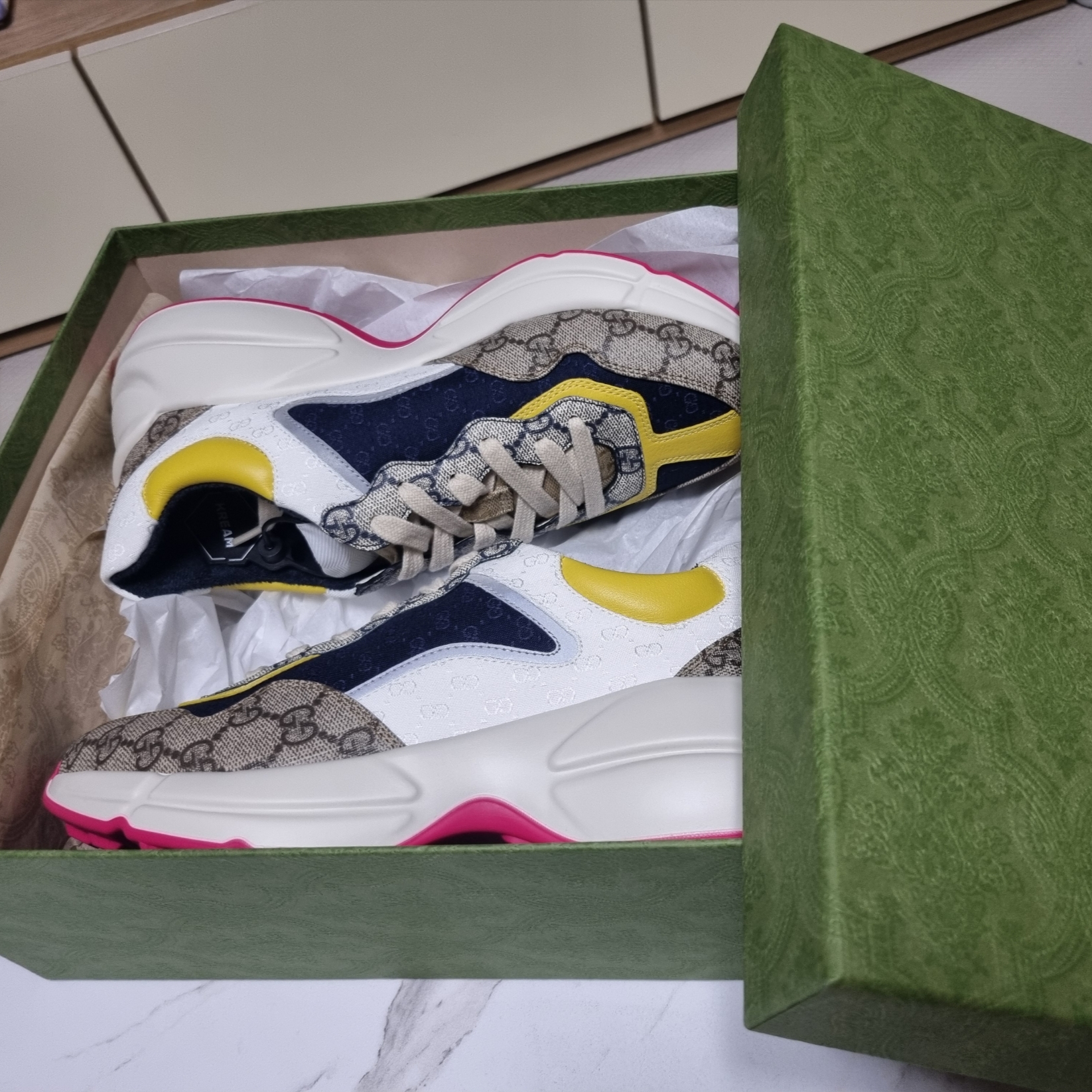 Gucci GG Rhyton Beige Sneakers Ebony Blue 착용 스타일