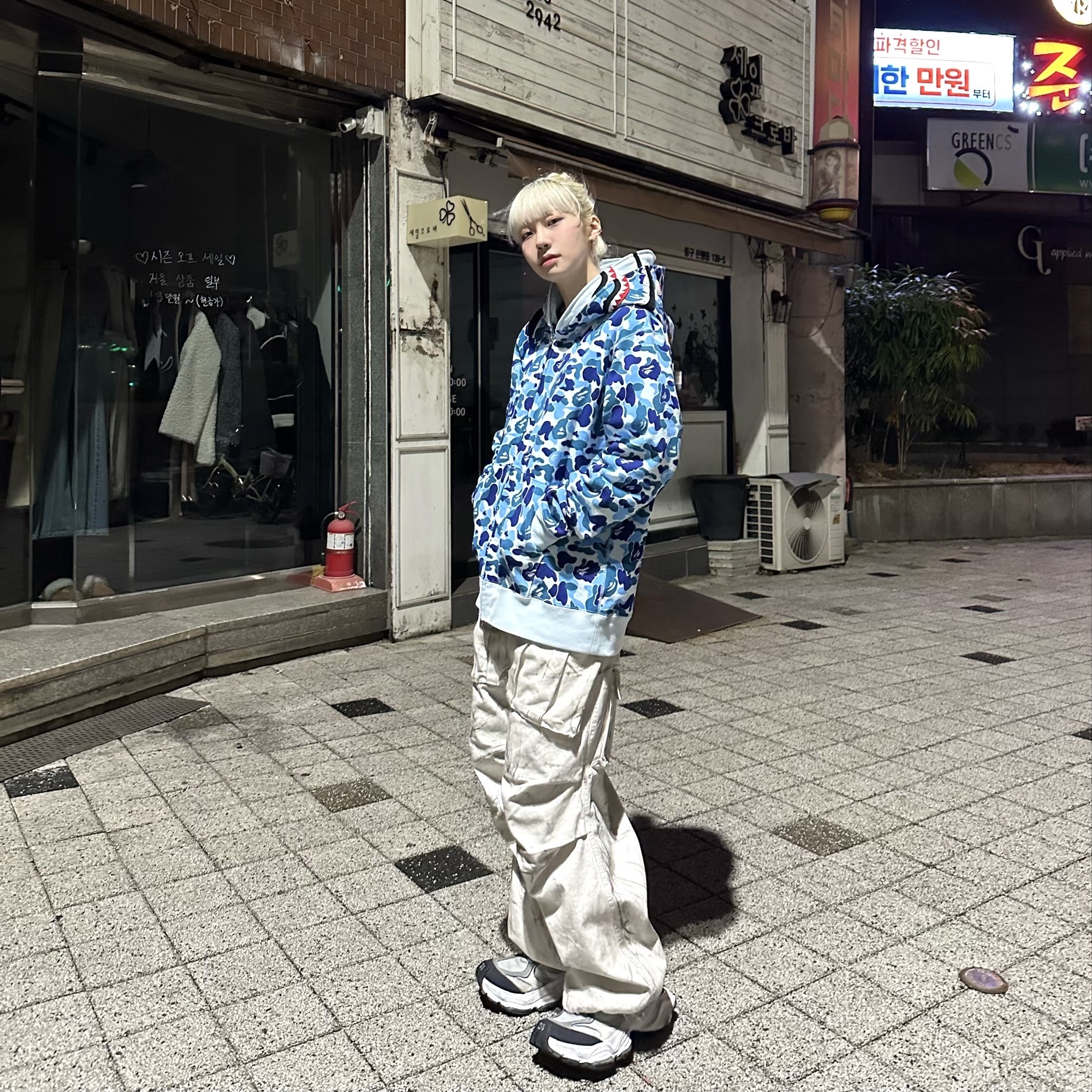 (W) Balenciaga Cargo Sneakers White Grey, Balenciaga Cargo Sneakers White Grey 착용 스타일 - 2