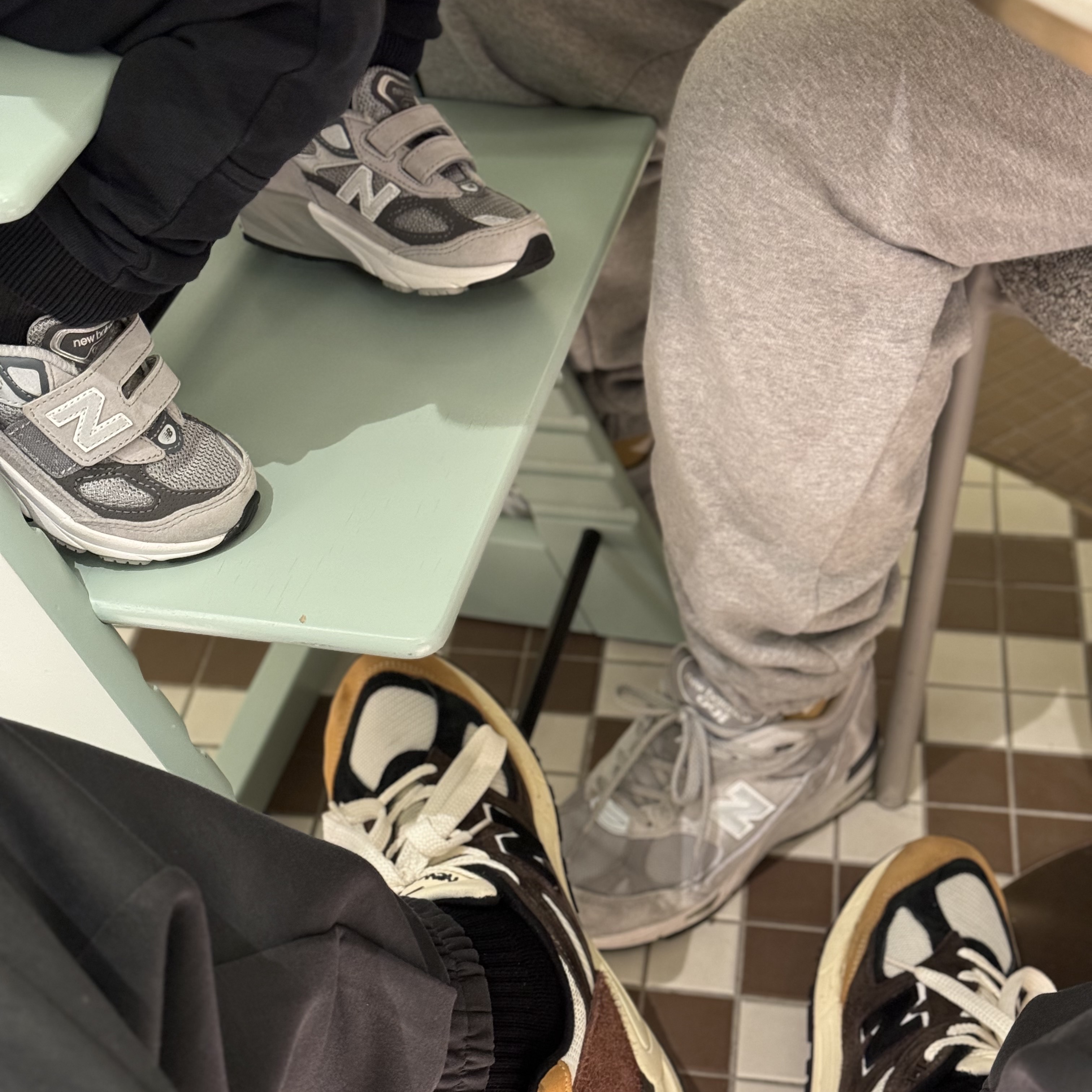 New Balance 990v2 Made in USA Brown Beige, (W) New Balance 991 Made in UK Grey 착용 스타일