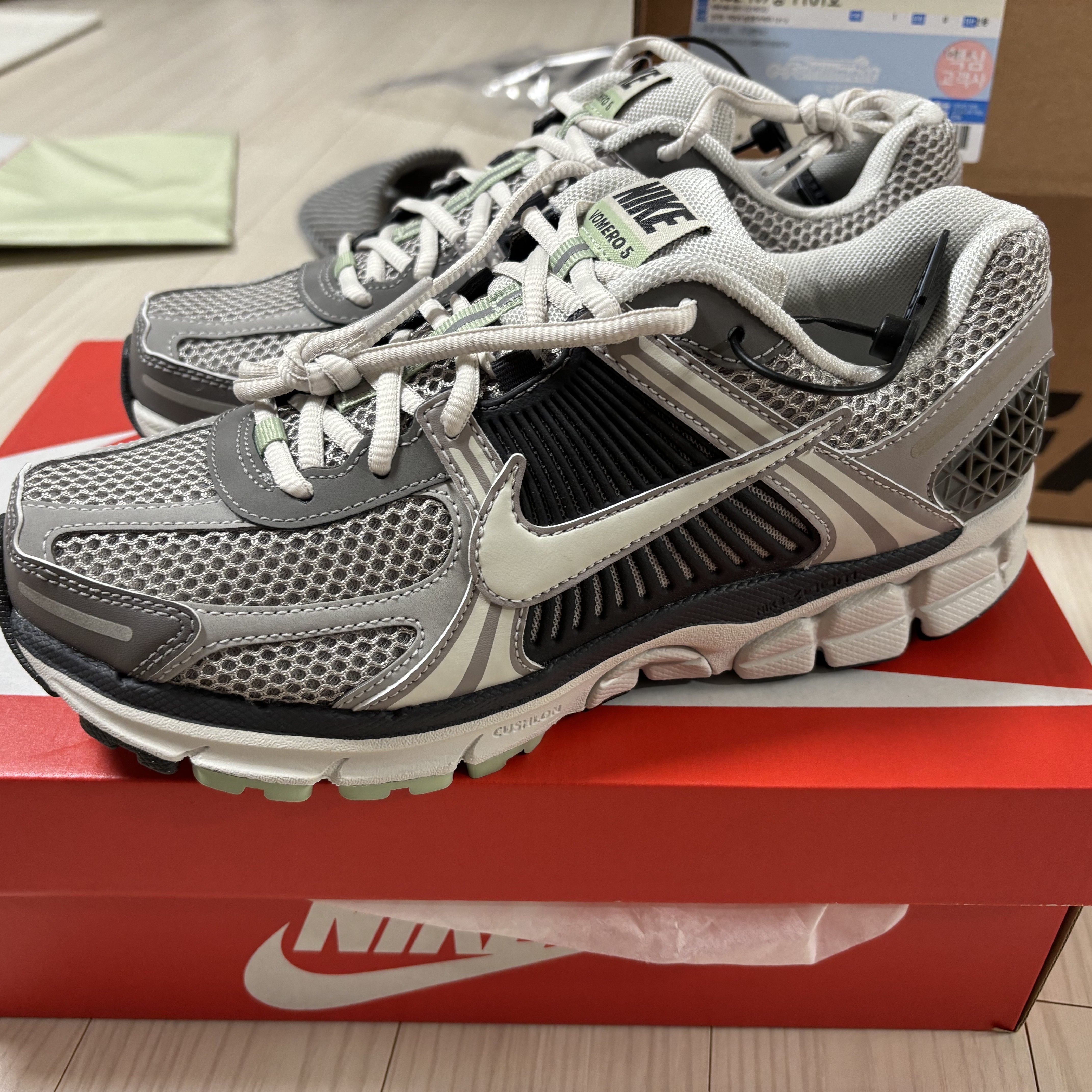 (W) Nike Zoom Vomero 5 Cobblestone and Flat Pewter 착용 스타일