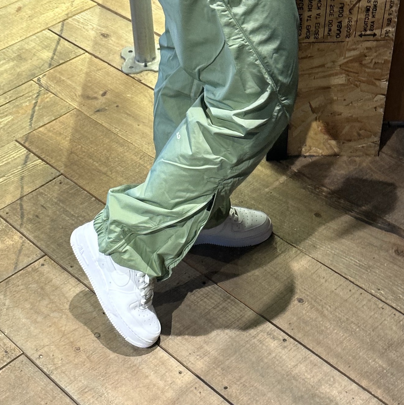 Nike x Drake Nocta Woven Track Pants Oil Green (FN7668-386), Nike x Drake Nocta Nylon Track Jacket Oil Green (FN7666-386) 착용 스타일 - 3