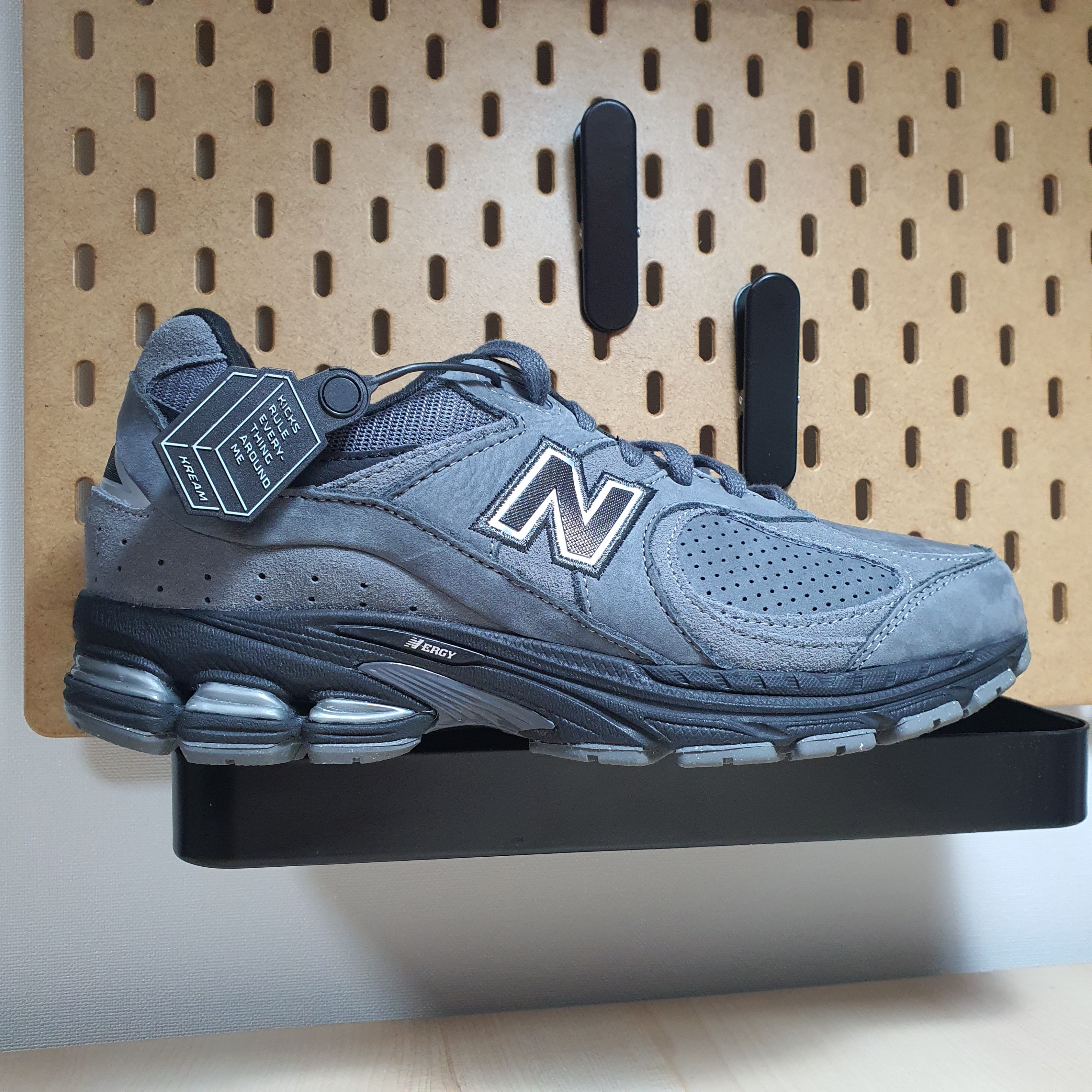 New Balance 2002R Dark Grey 착용 스타일 - 1