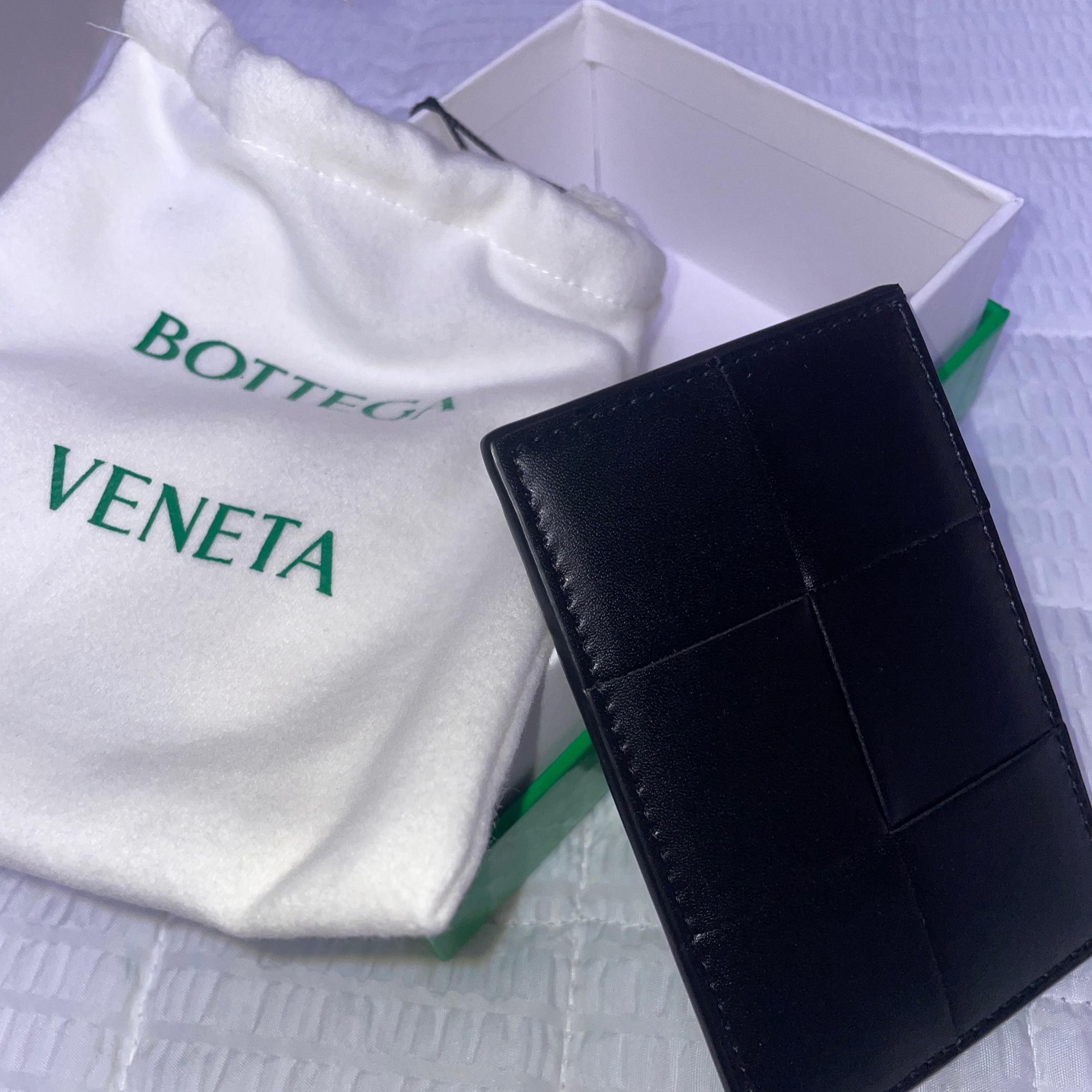 Bottega Veneta Credit Card Case Calfskin Black 착용 스타일
