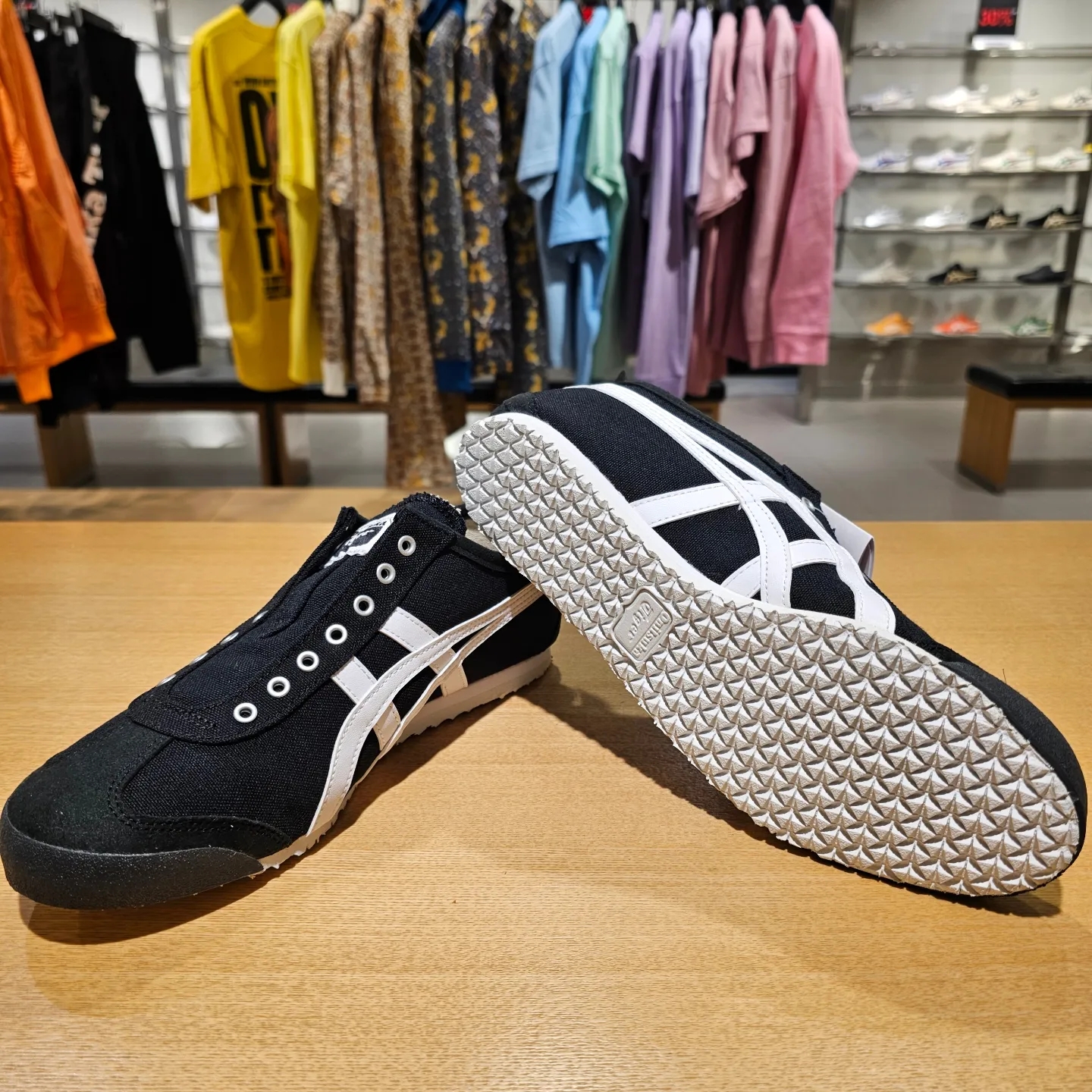 Onitsuka Tiger Mexico 66 Slip-On Black White 착용 스타일 - 4