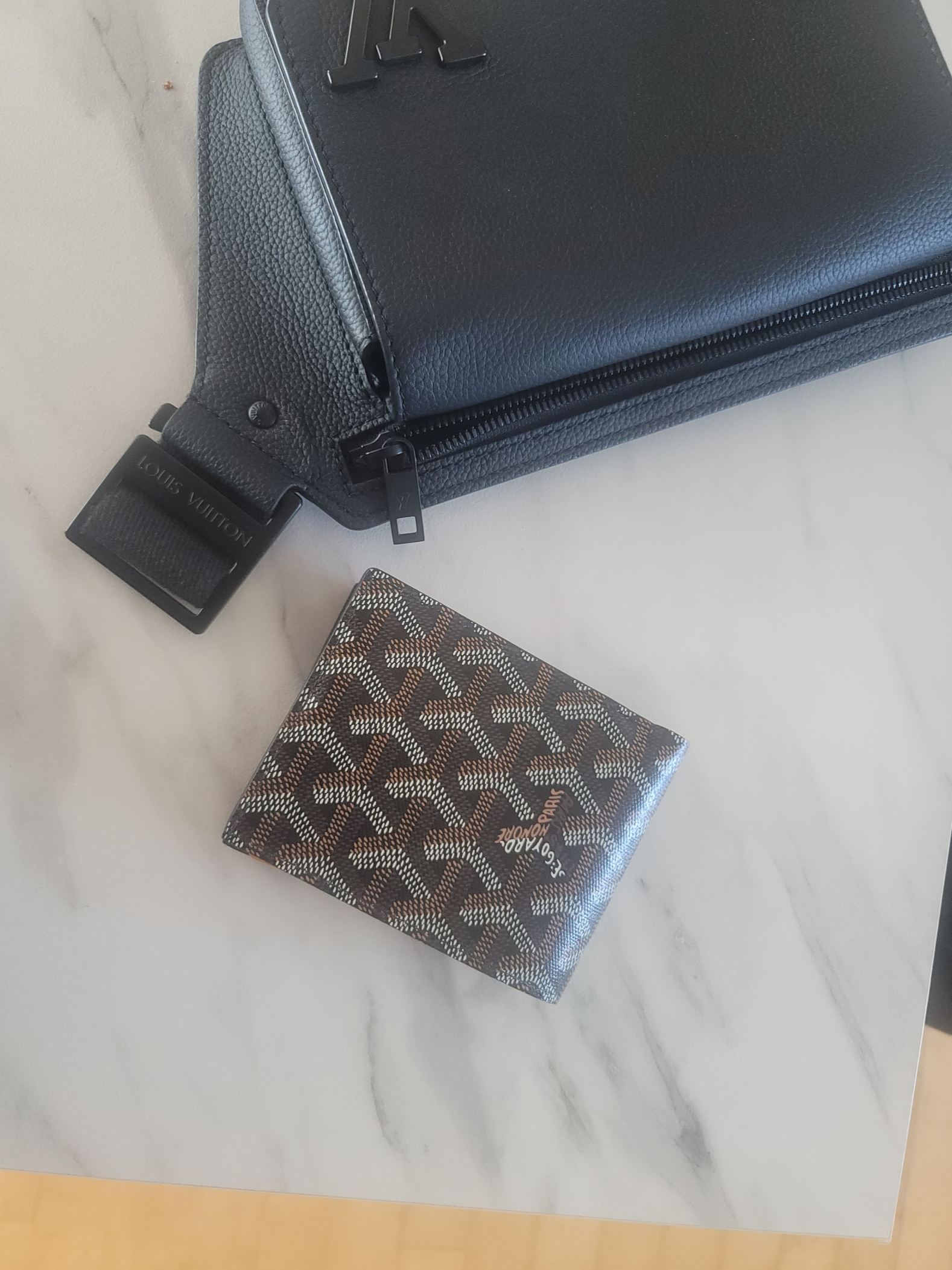 Goyard Victoire Wallet Black 착용 스타일 - 1