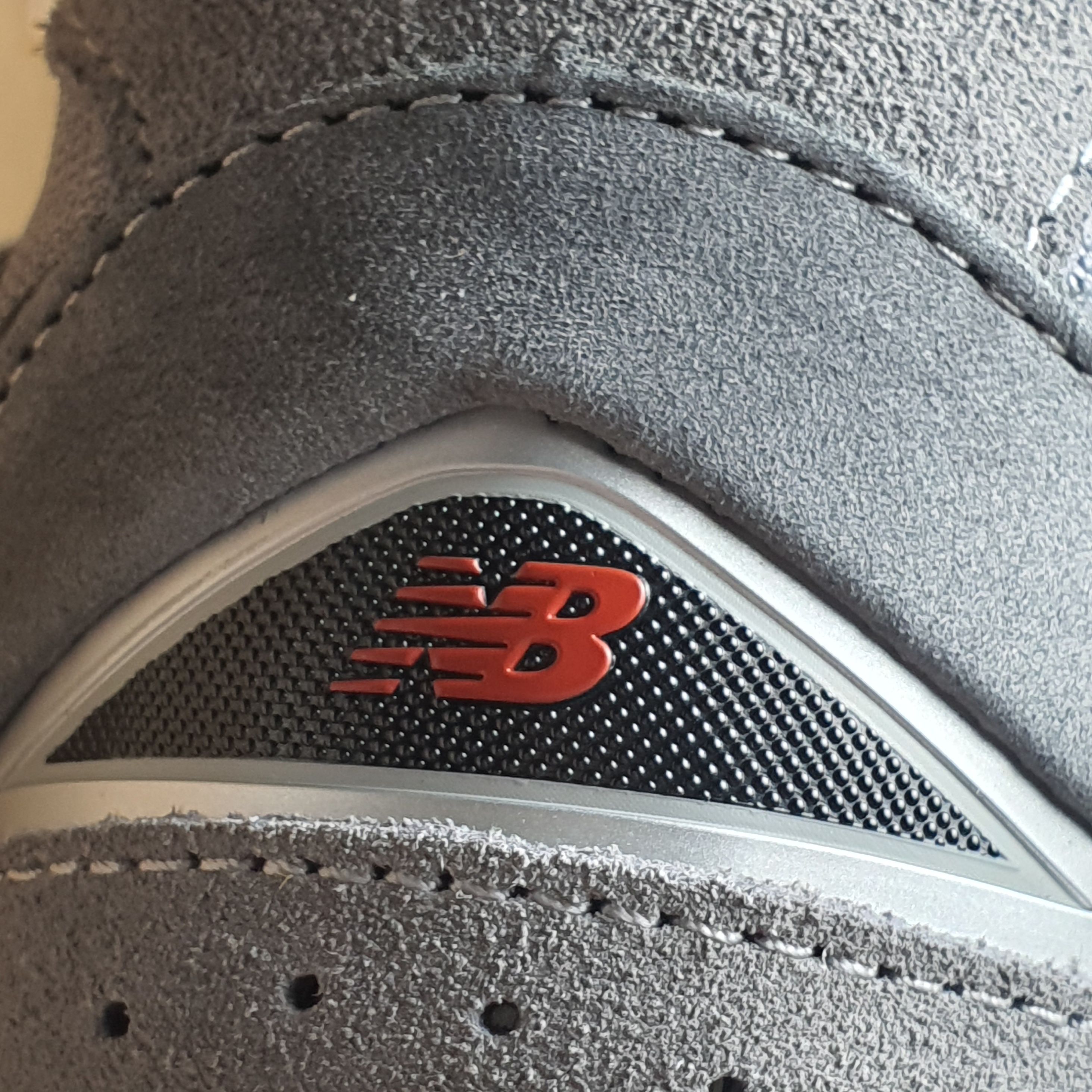 New Balance 2002R Dark Grey 착용 스타일 - 2