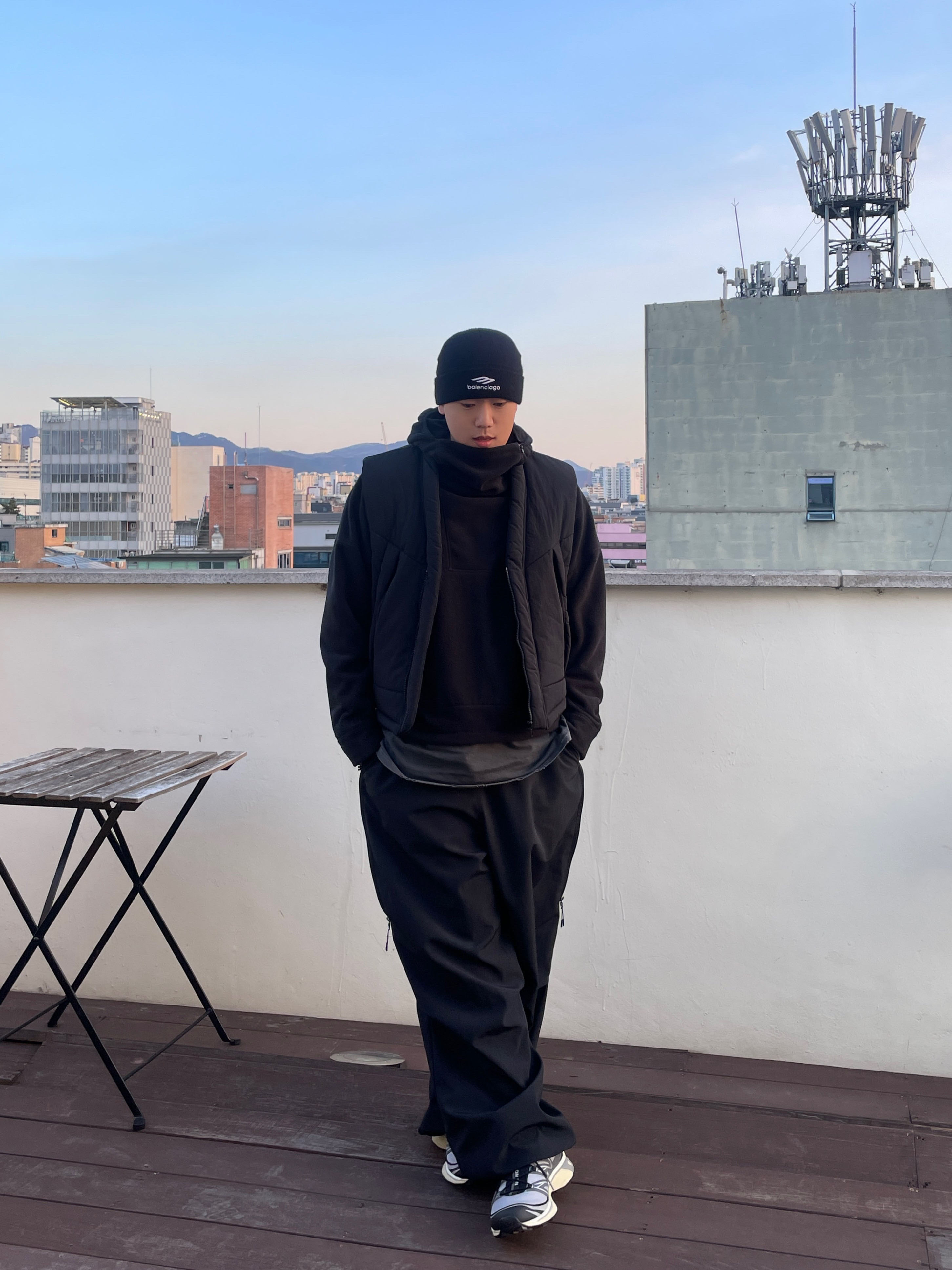 Salomon XT-6 Expanse Alloy Quiet Shade, Balenciaga 3B Sports Icon Beanie Navy Blue 착용 스타일 - 4