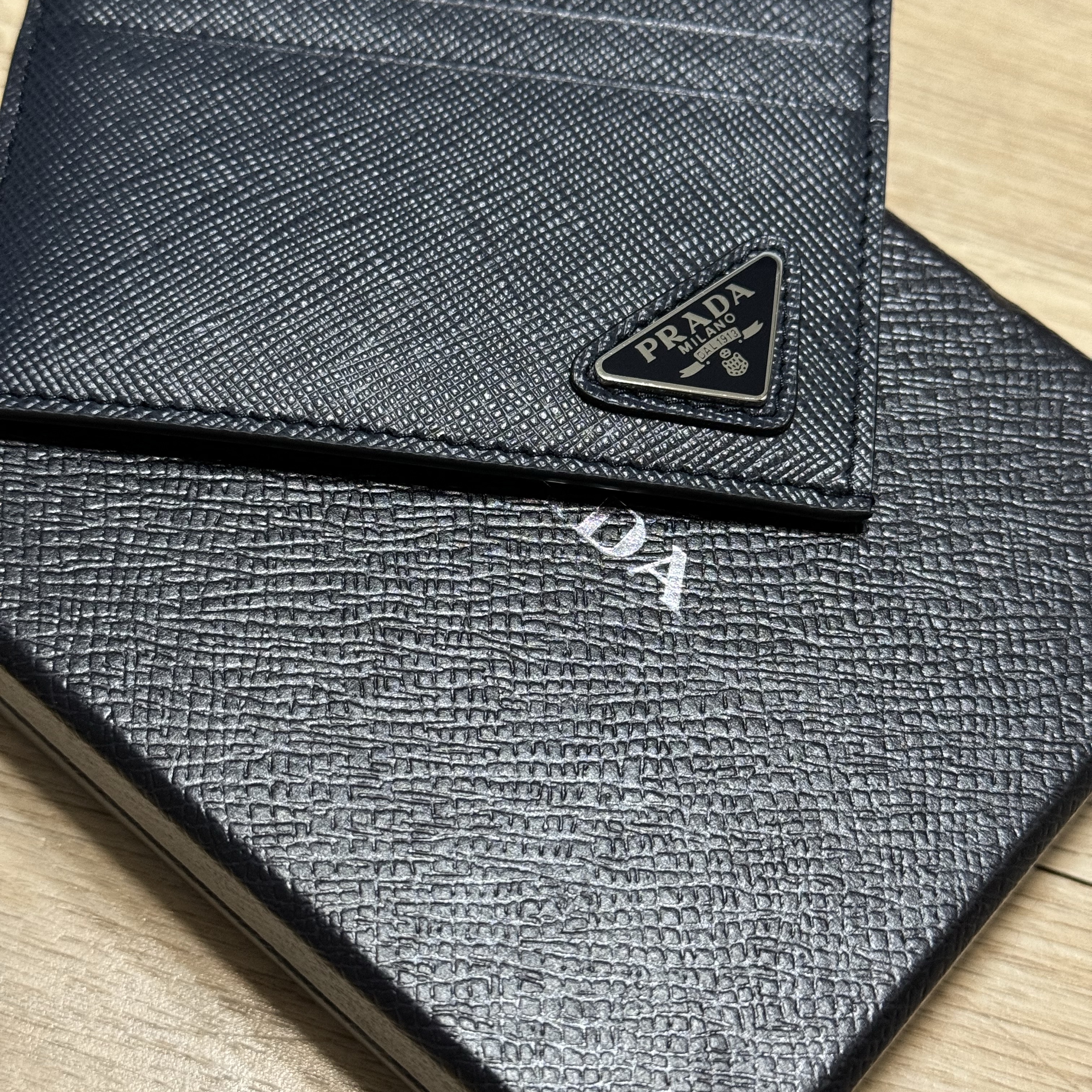 Prada Saffiano Leather Card Holder Baltic Blue 착용 스타일