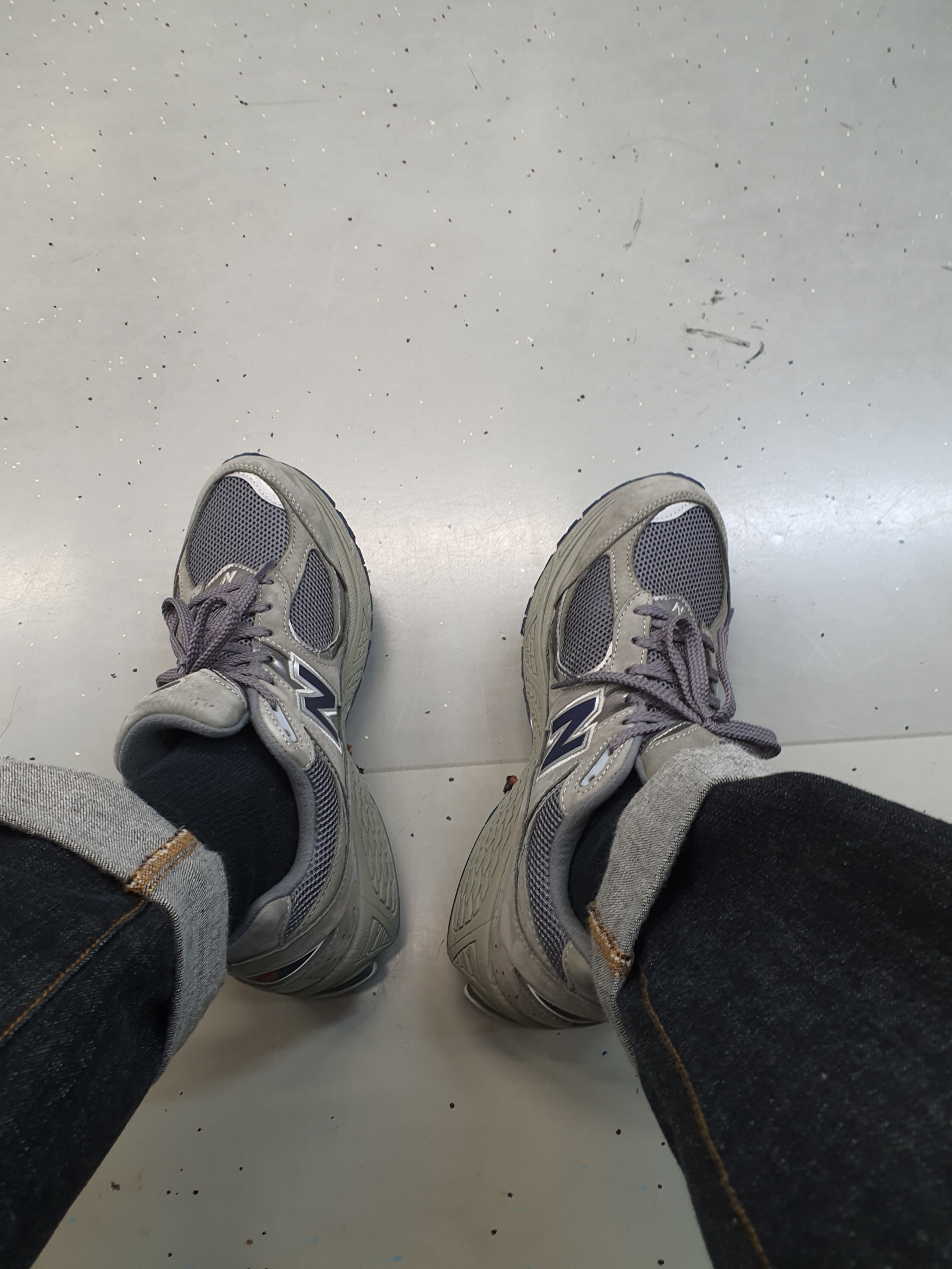 New Balance 2002R Gray 착용 스타일