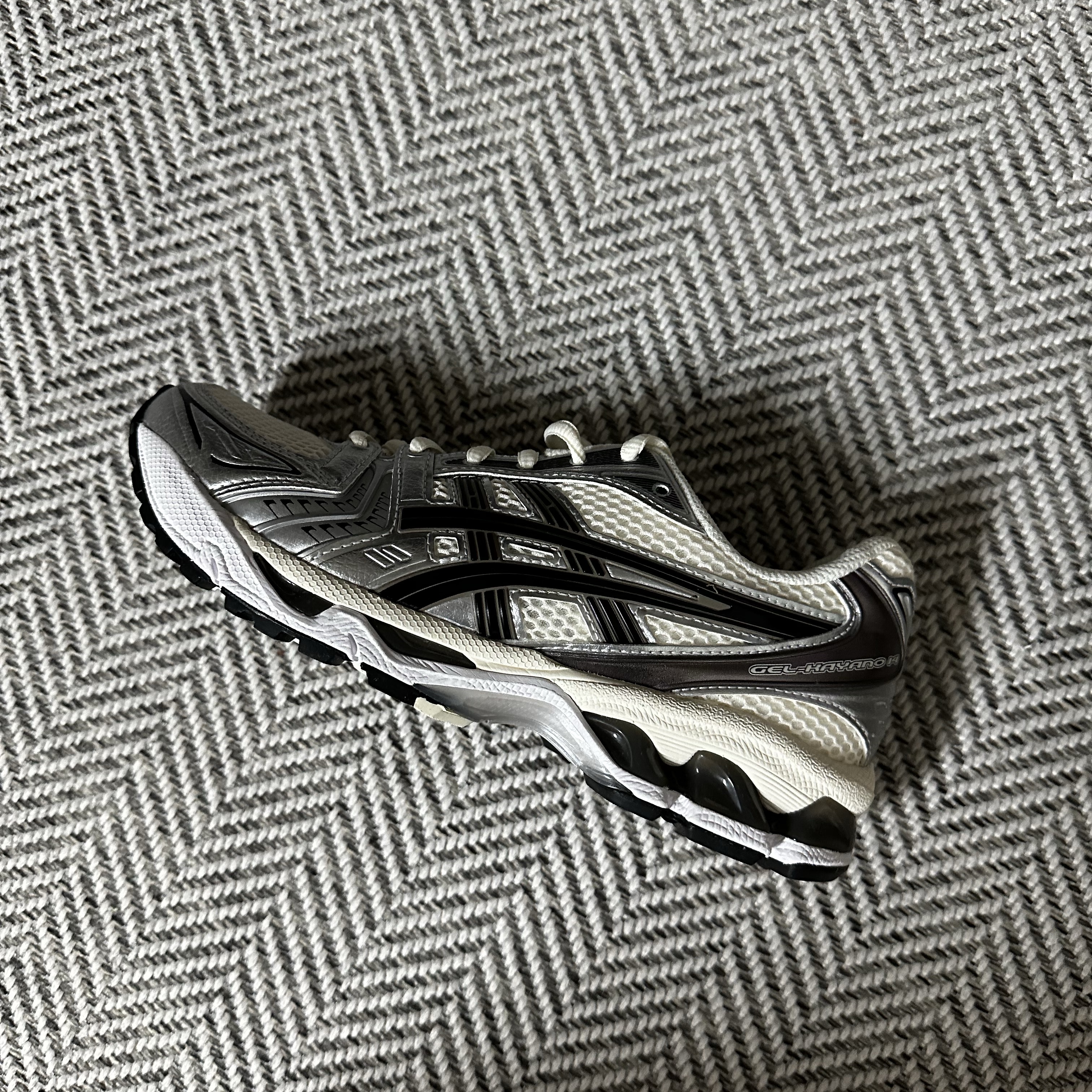 Asics Gel-Kayano 14 Cream Black 착용 스타일