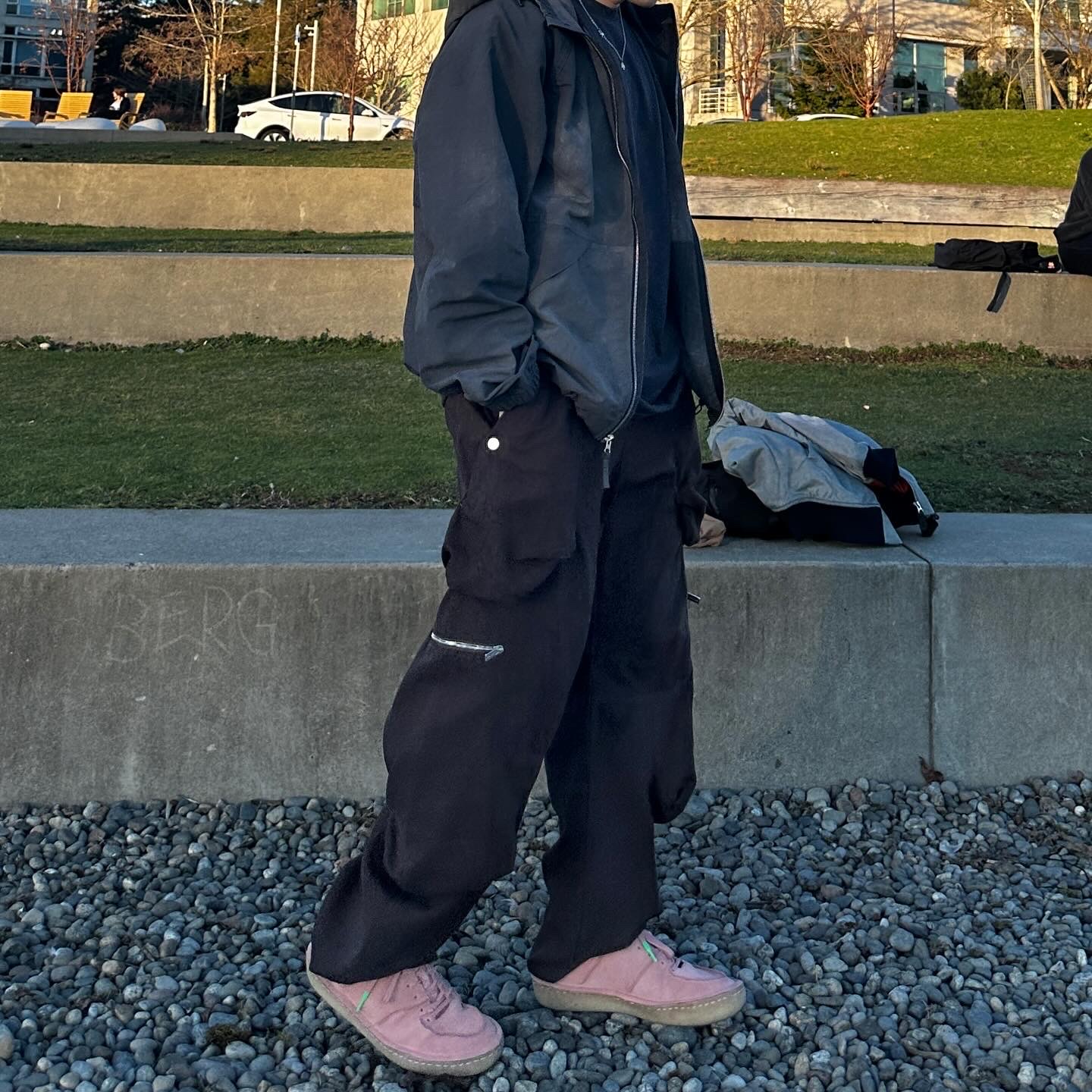 Stussy Wave Dye Beach Shell Jacket Black, Jacquemus Le ChouChou Le Cargo Croissant Soft Cargo Pants Dark Brown 착용 스타일 - 2