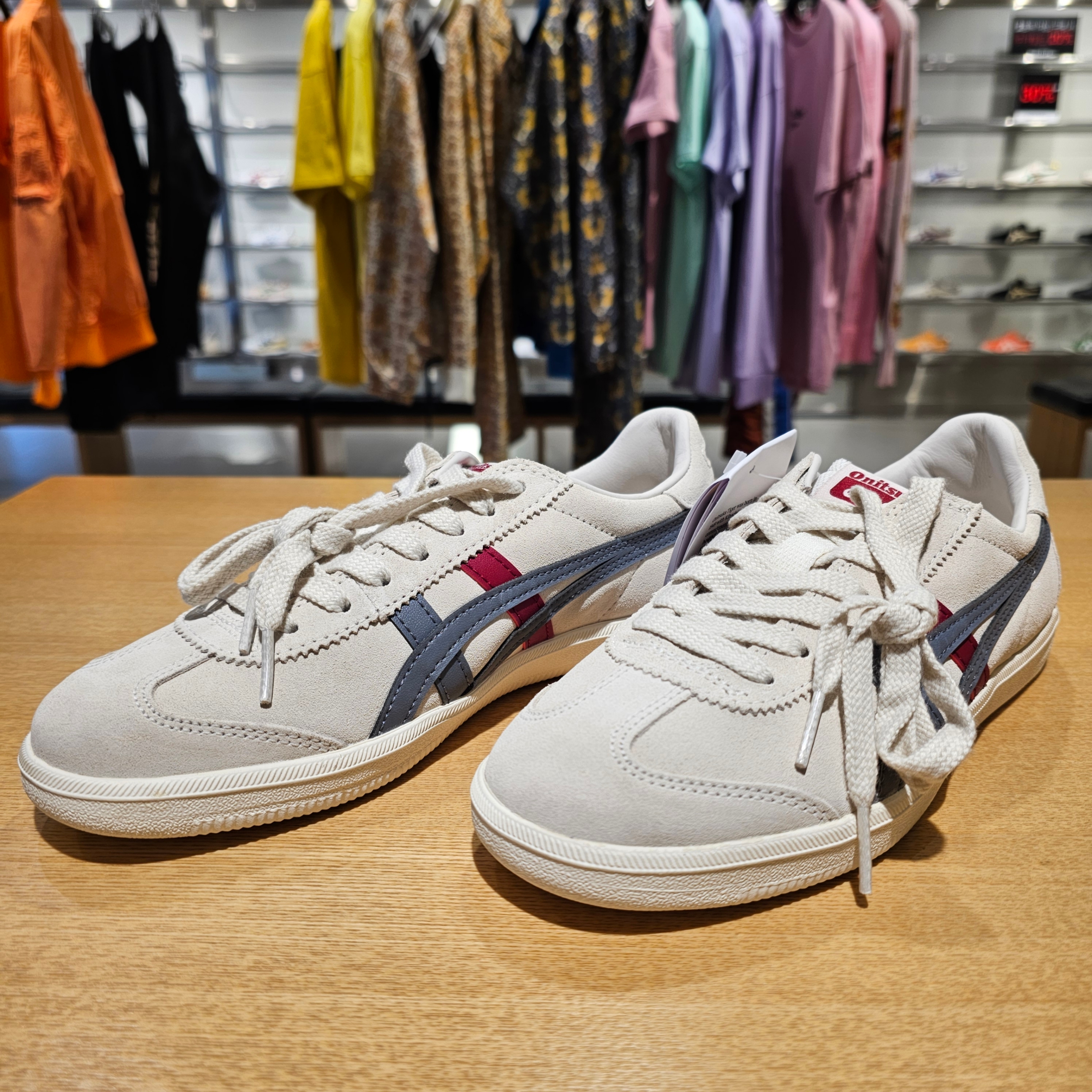 Onitsuka Tiger Tokuten Grey Red 착용 스타일 - 2