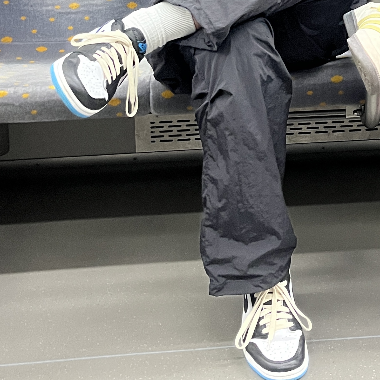 Jordan 1 Retro Low OG Black and Dark Powder Blue 착용 스타일