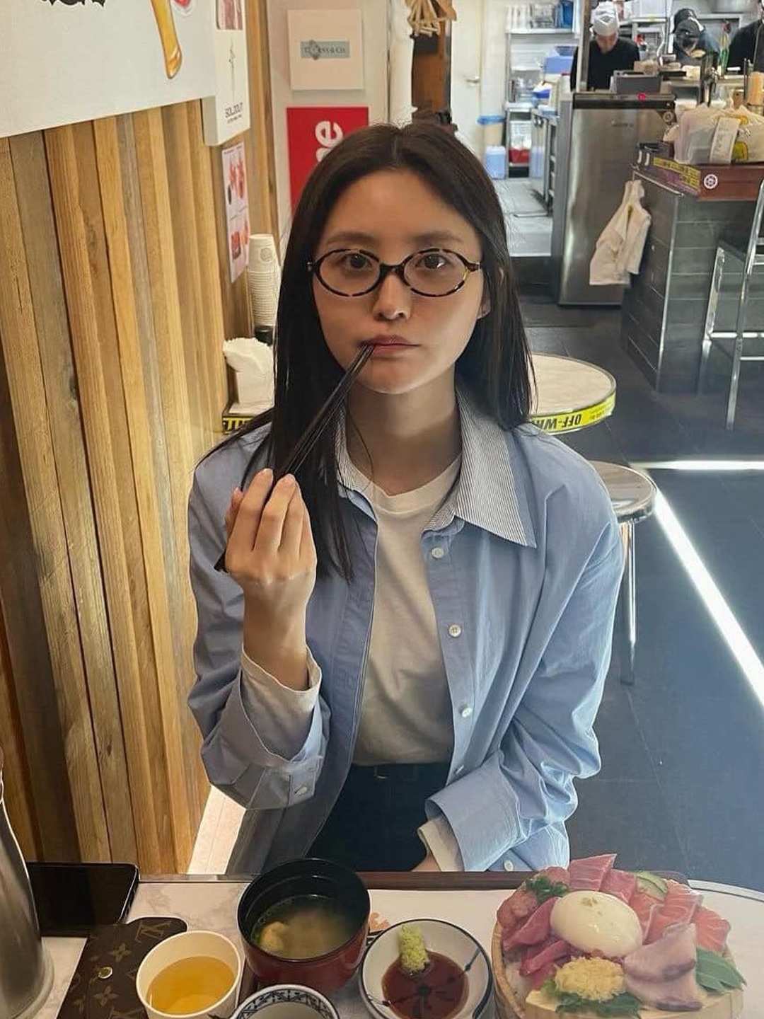 (W) Miu Miu Regard sunglasses Blue Lenses Honey Tortoiseshell Acetate Alternative fit, (W) Miu Miu Regard Sunglasses Blue Lenses Honey Tortoiseshell Acetate Standard fit 착용 스타일 - 3
