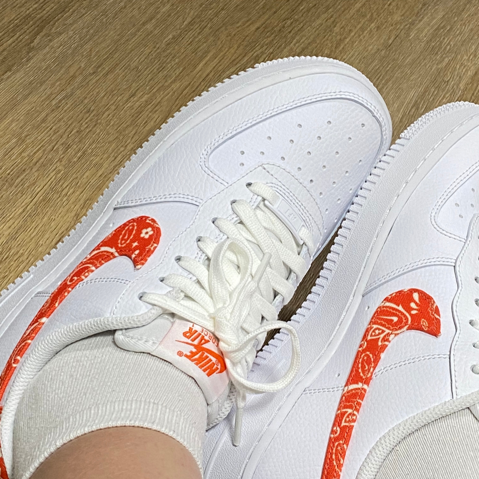 (W) Nike Air Force 1 '07 Low Orange Paisley 착용 스타일